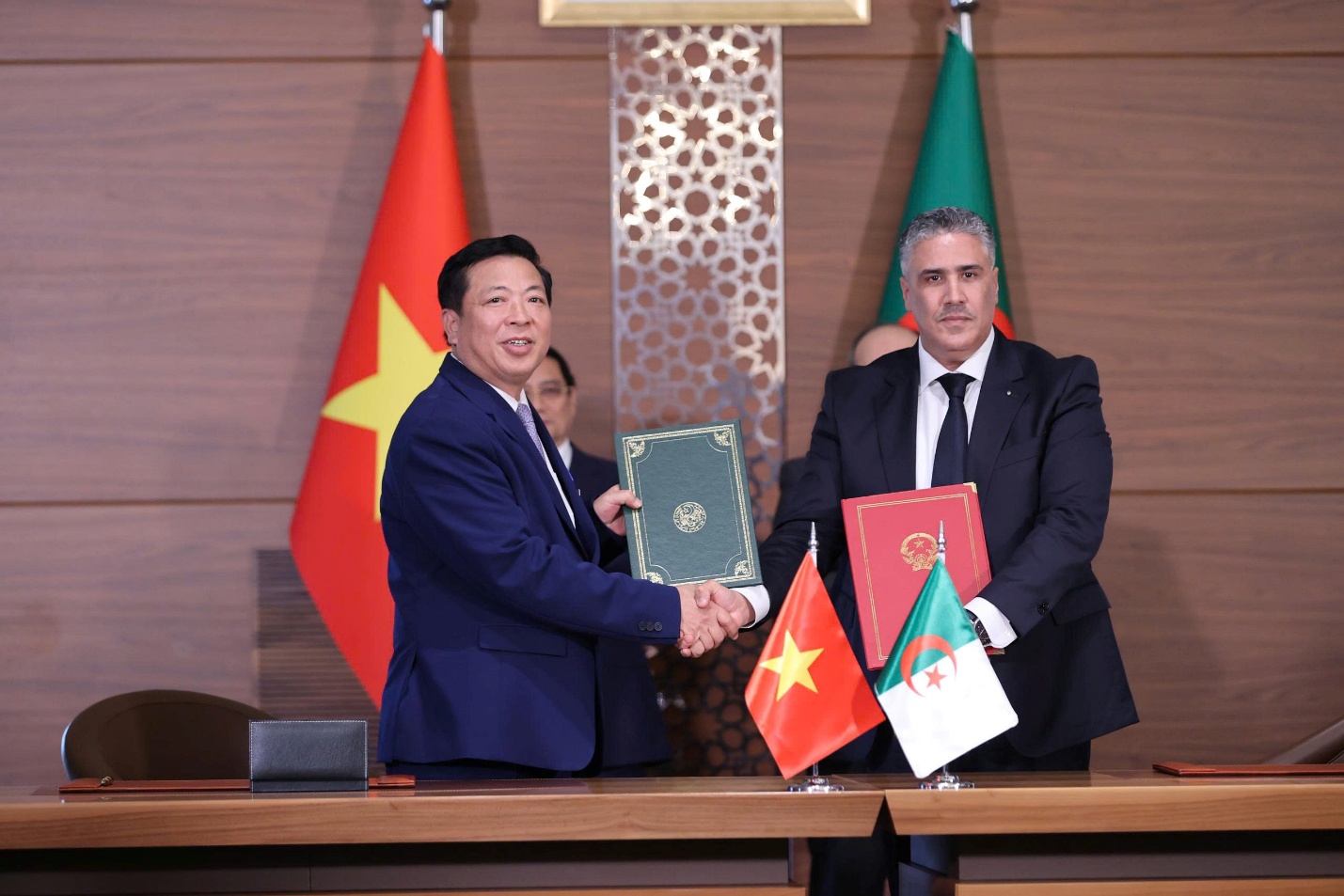 Minister Tran Hong Minh signs two key cooperation documents to deepen Vietnam–Algeria ties- Ảnh 1.