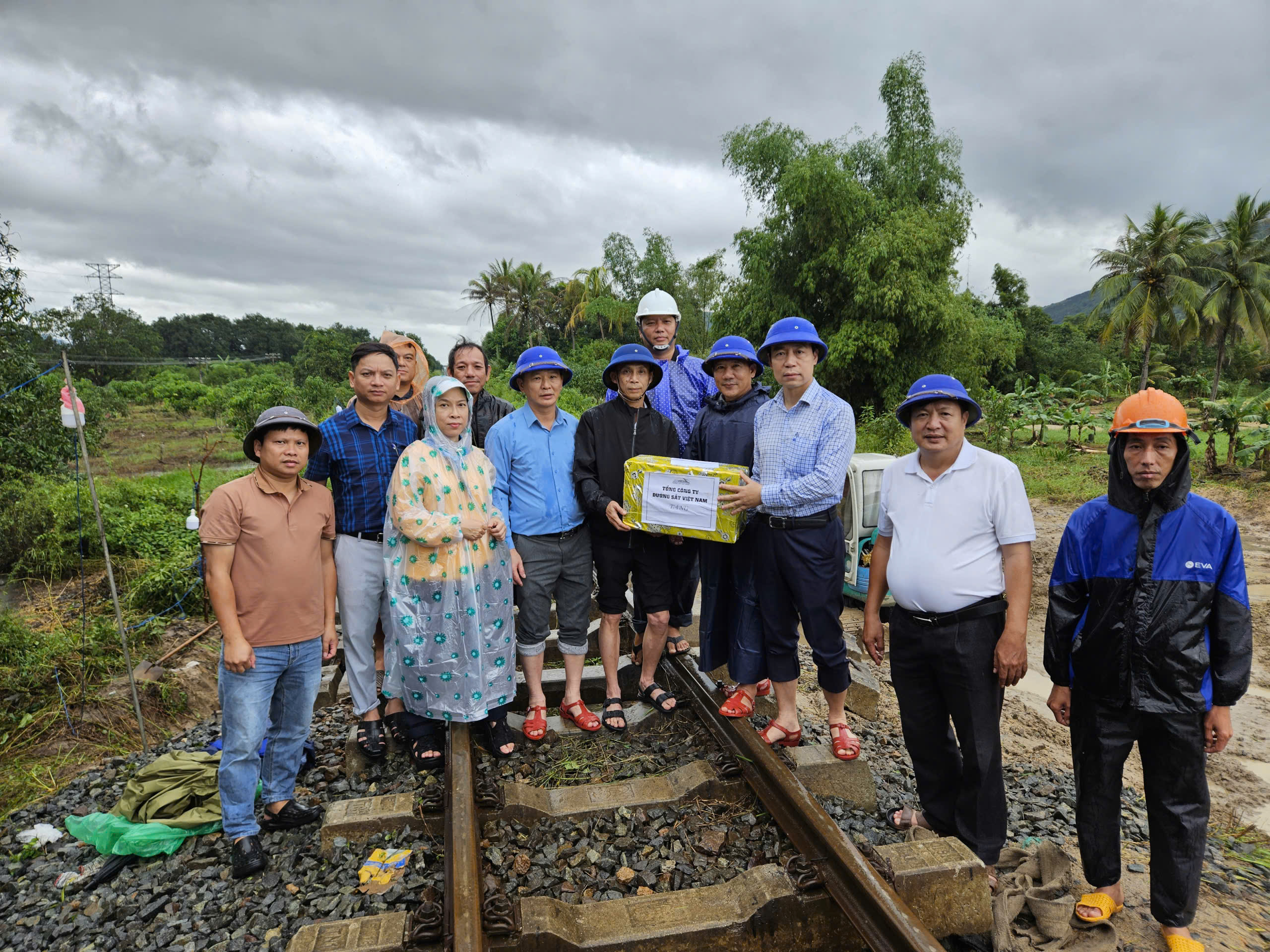 Đường sắt Trung Bộ hư hại nặng: Nhiều đoạn mất nền, ray bị treo sau mưa lũ- Ảnh 2.
