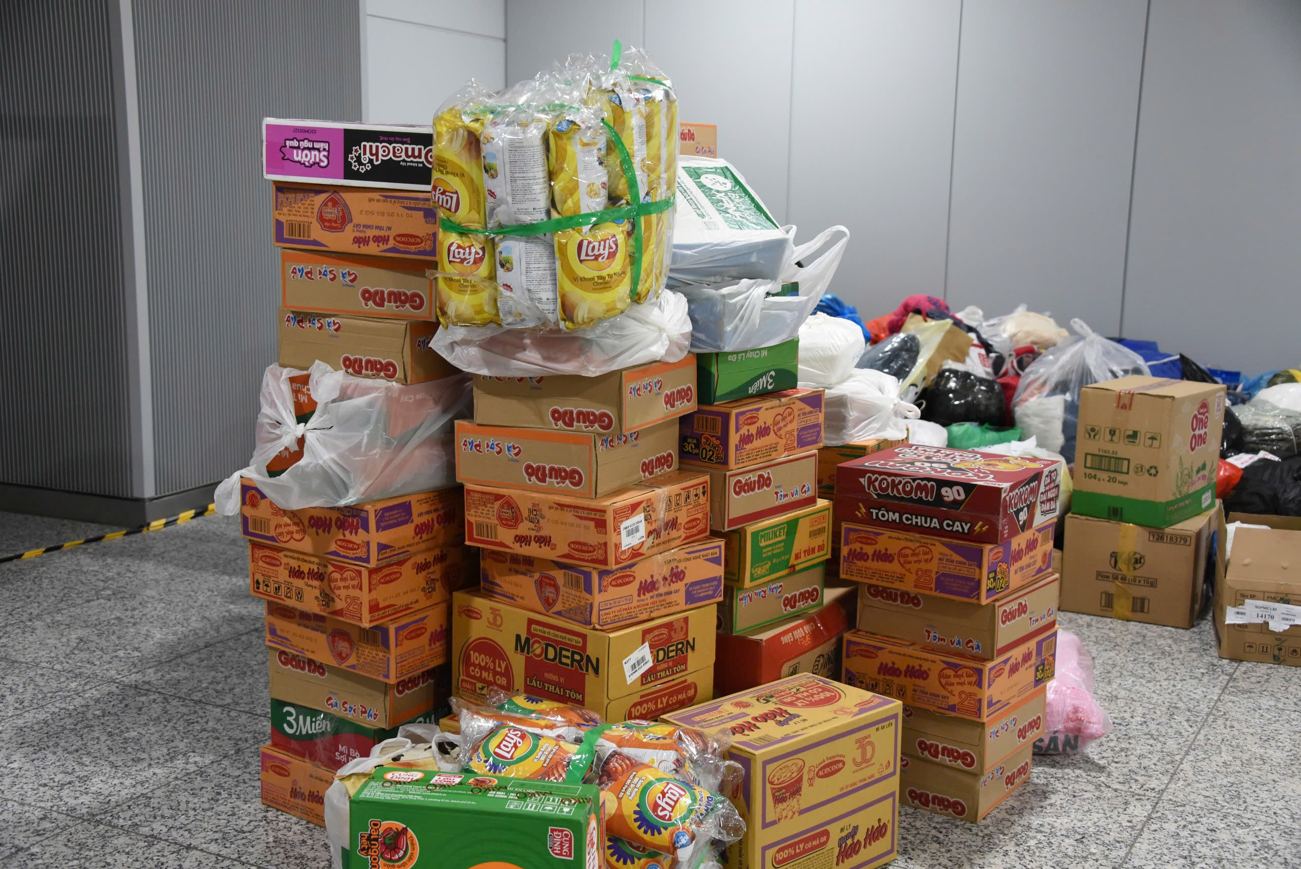 TP.HCM: Các nhà ga metro trở thành điểm tiếp nhận hàng hóa cứu trợ đồng bào miền Trung- Ảnh 5. TP.HCM: Các nhà ga metro trở thành điểm tiếp nhận hàng hóa cứu trợ đồng bào miền Trung- Ảnh 5.