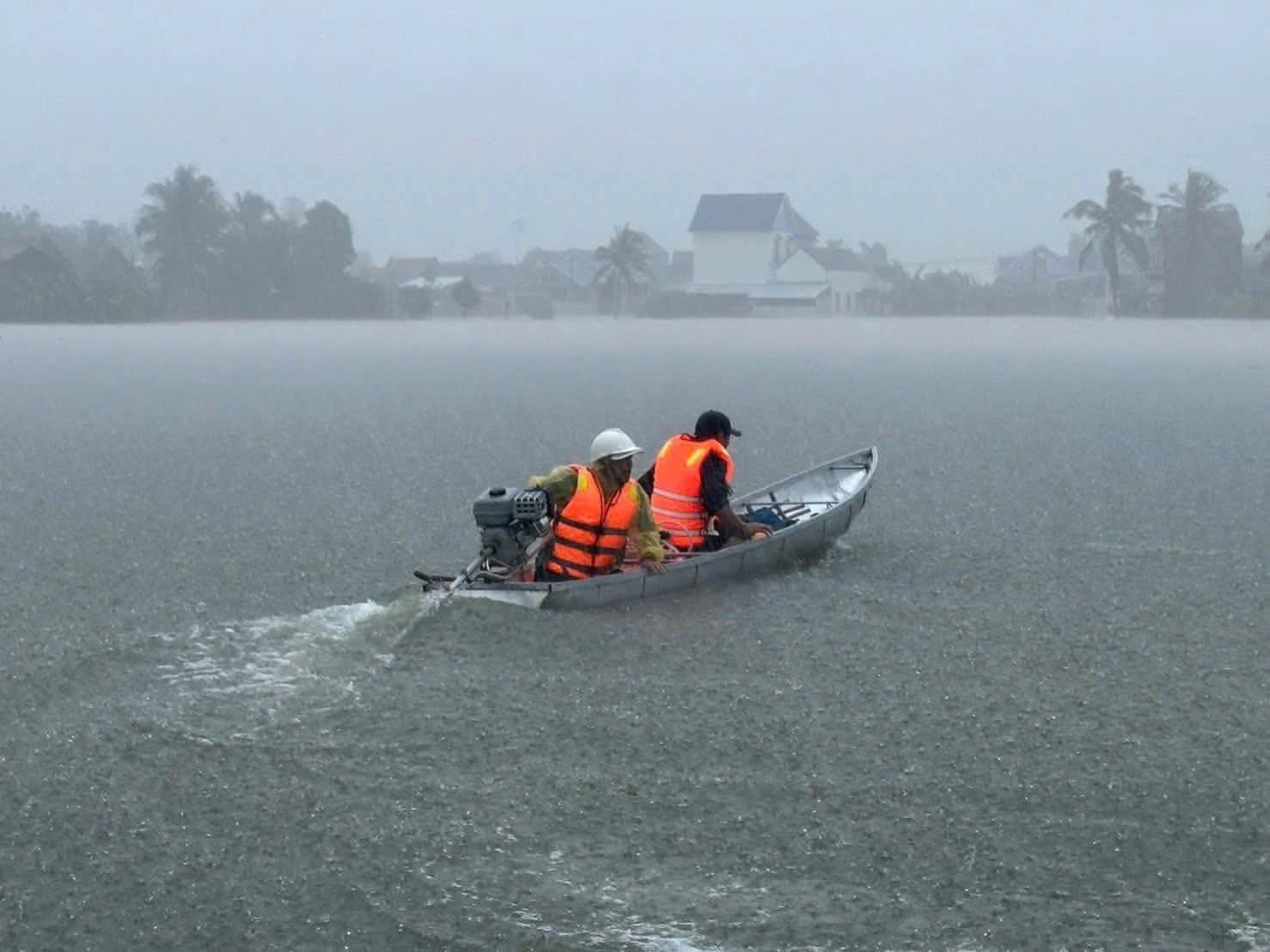 Đắk Lắk có 27 người chết do đợt lũ lịch sử, nhiều tỉnh miền Trung gia tăng thiệt hại- Ảnh 1.