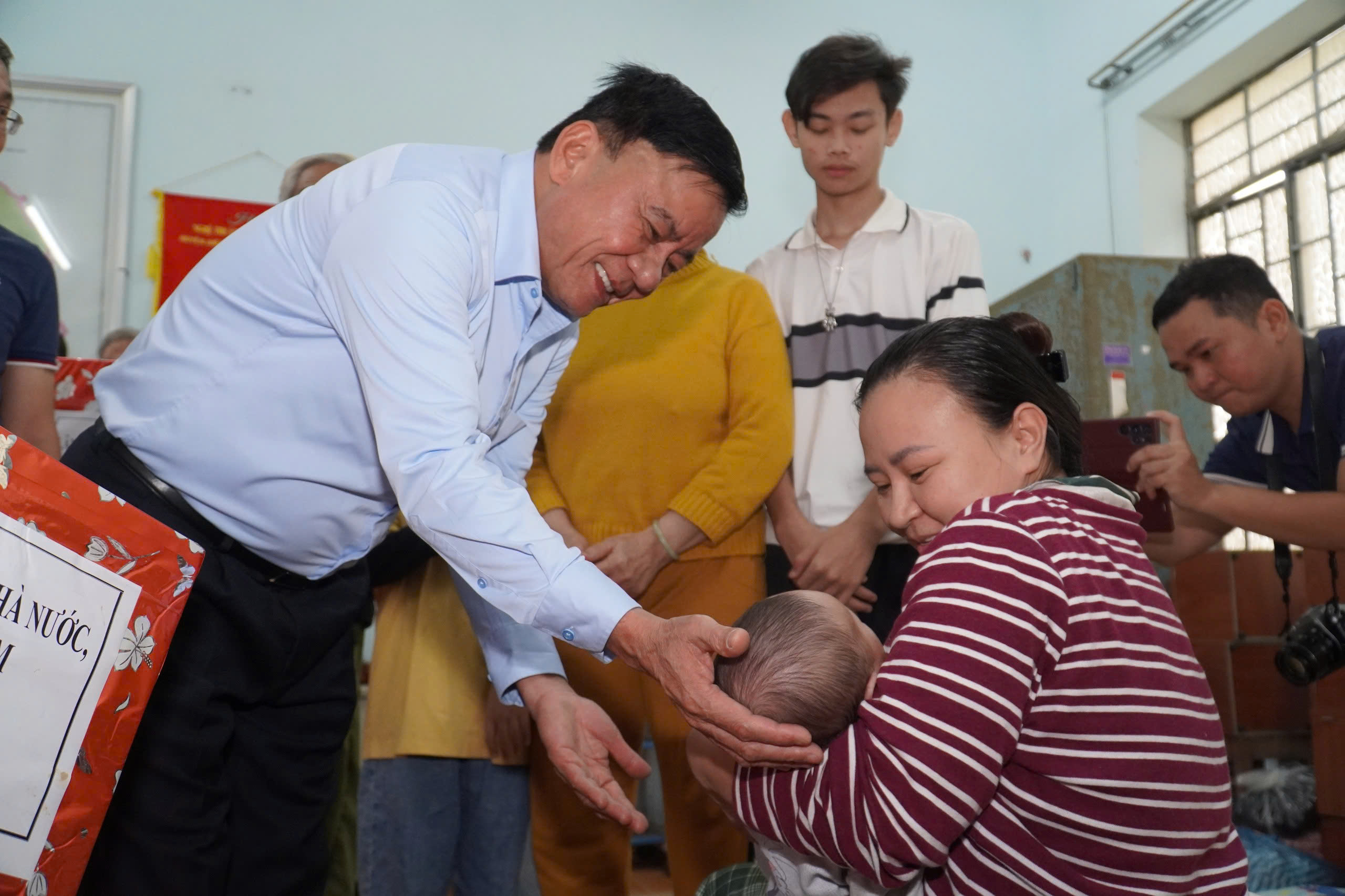 Thường trực Ban Bí thư Trần Cẩm Tú: Ưu tiên cao nhất là cứu người, không để dân đói- Ảnh 2.