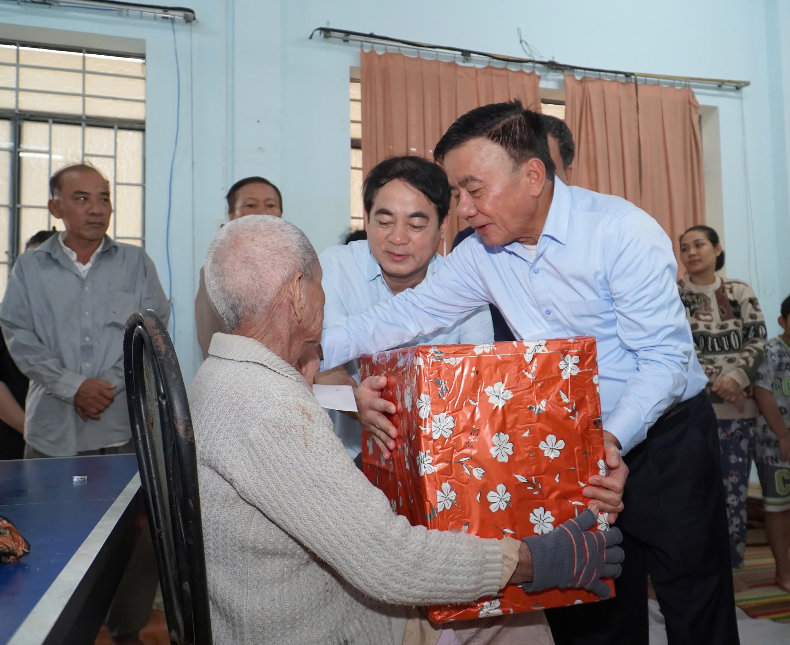 Thường trực Ban Bí thư Trần Cẩm Tú: Ưu tiên cao nhất là cứu người, không để dân đói- Ảnh 1.