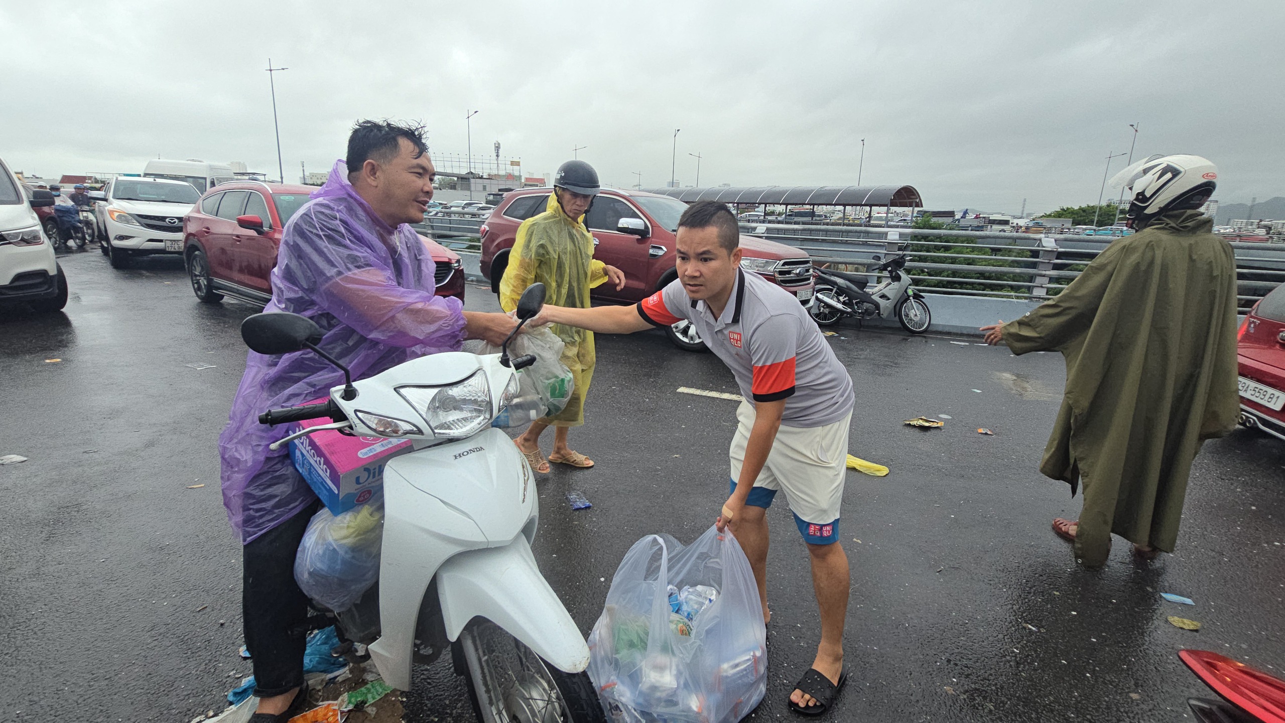 Khánh Hoà: Thấm đẫm tình người níu tay nhau vượt qua lũ dữ- Ảnh 3.
