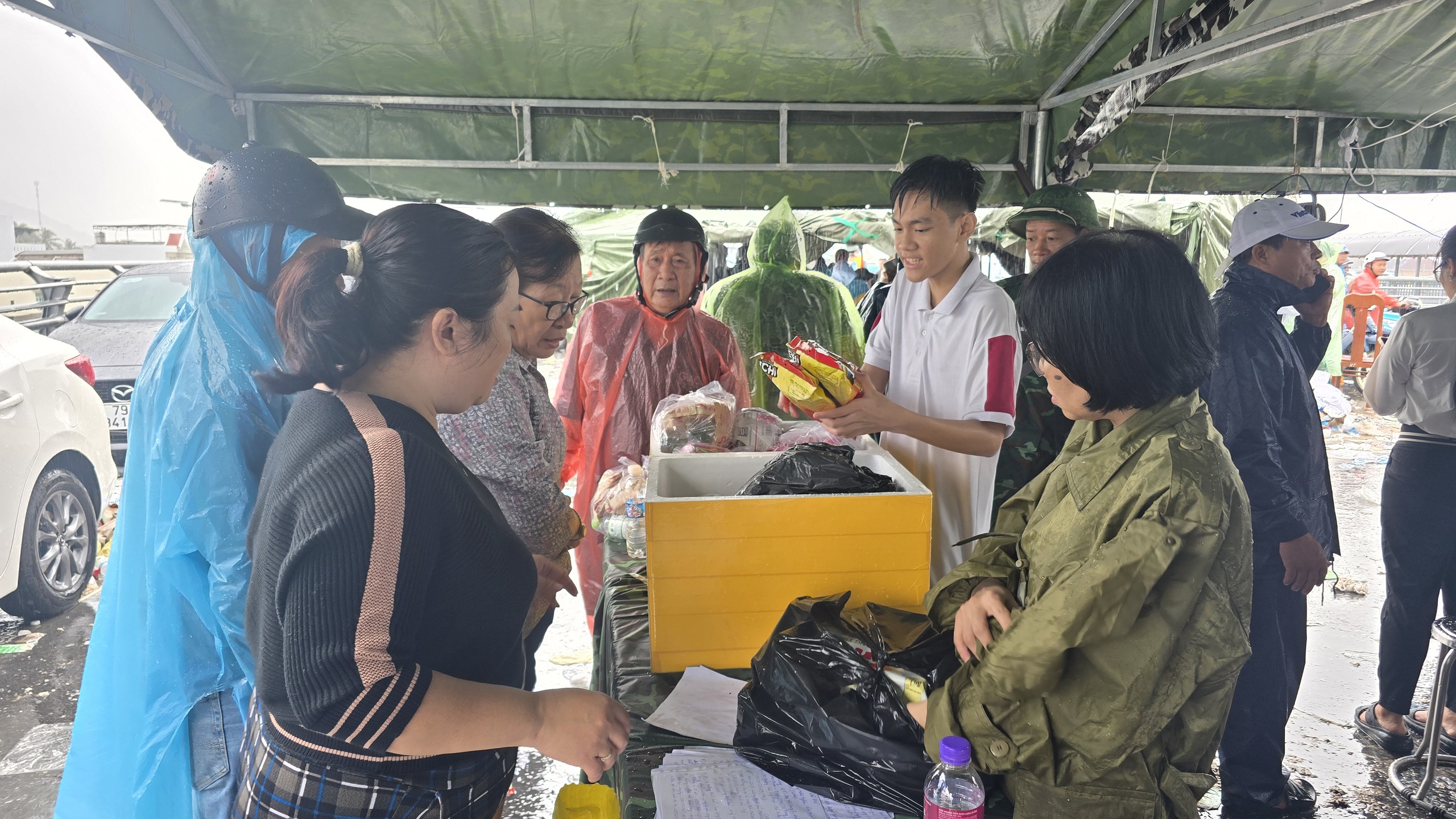 Khánh Hoà: Thấm đẫm tình người níu tay nhau vượt qua lũ dữ- Ảnh 4.