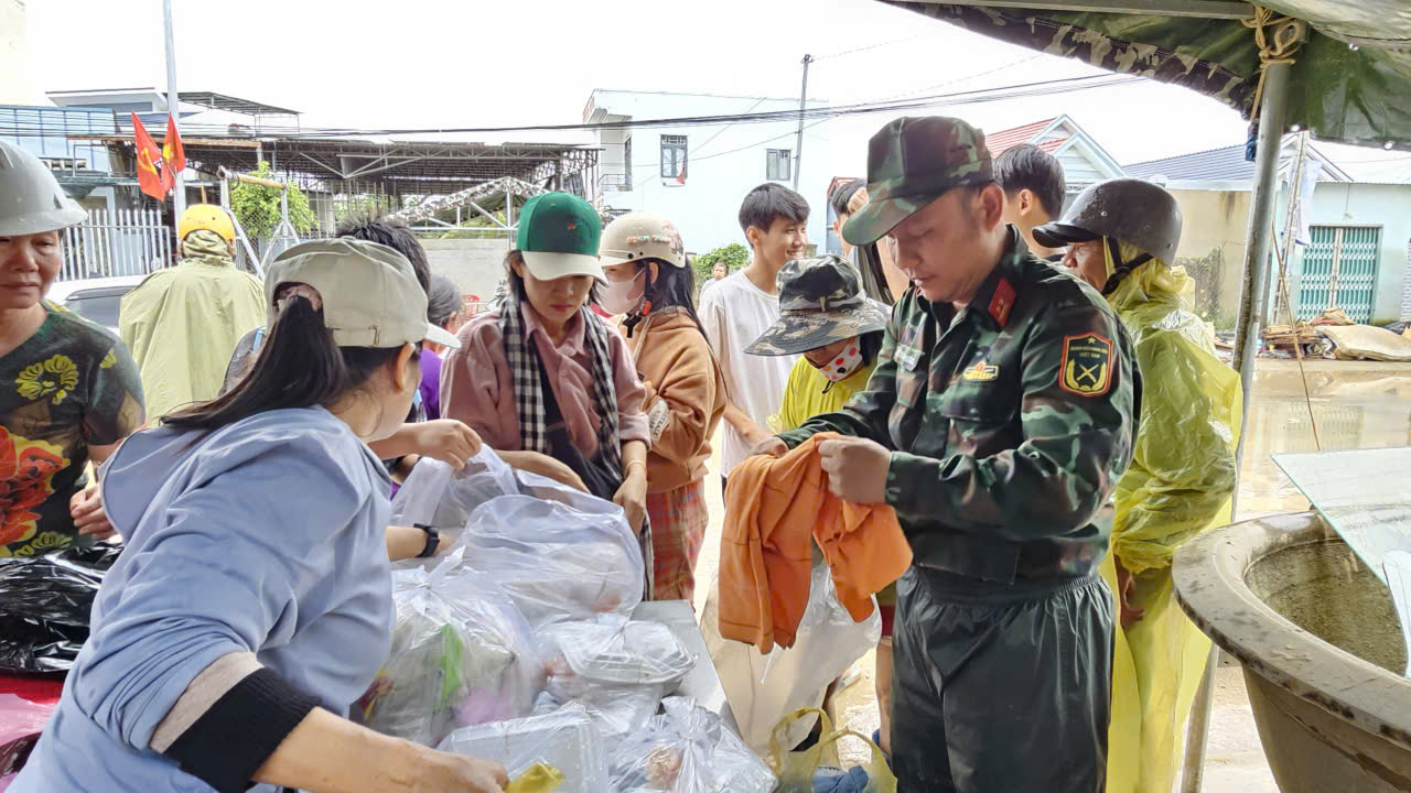 Khánh Hoà: Thấm đẫm tình người níu tay nhau vượt qua lũ dữ- Ảnh 1.
