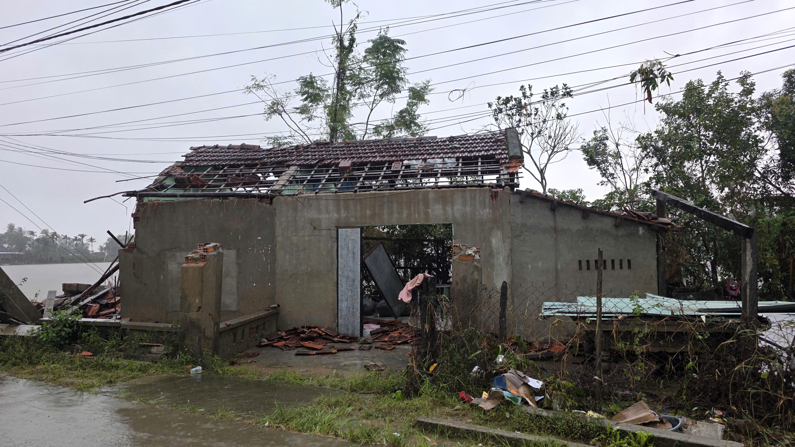 36 giờ sinh tử ở rốn lũ Hòa Thịnh: Cả làng leo mái nhà kêu cứu trong đêm- Ảnh 1.