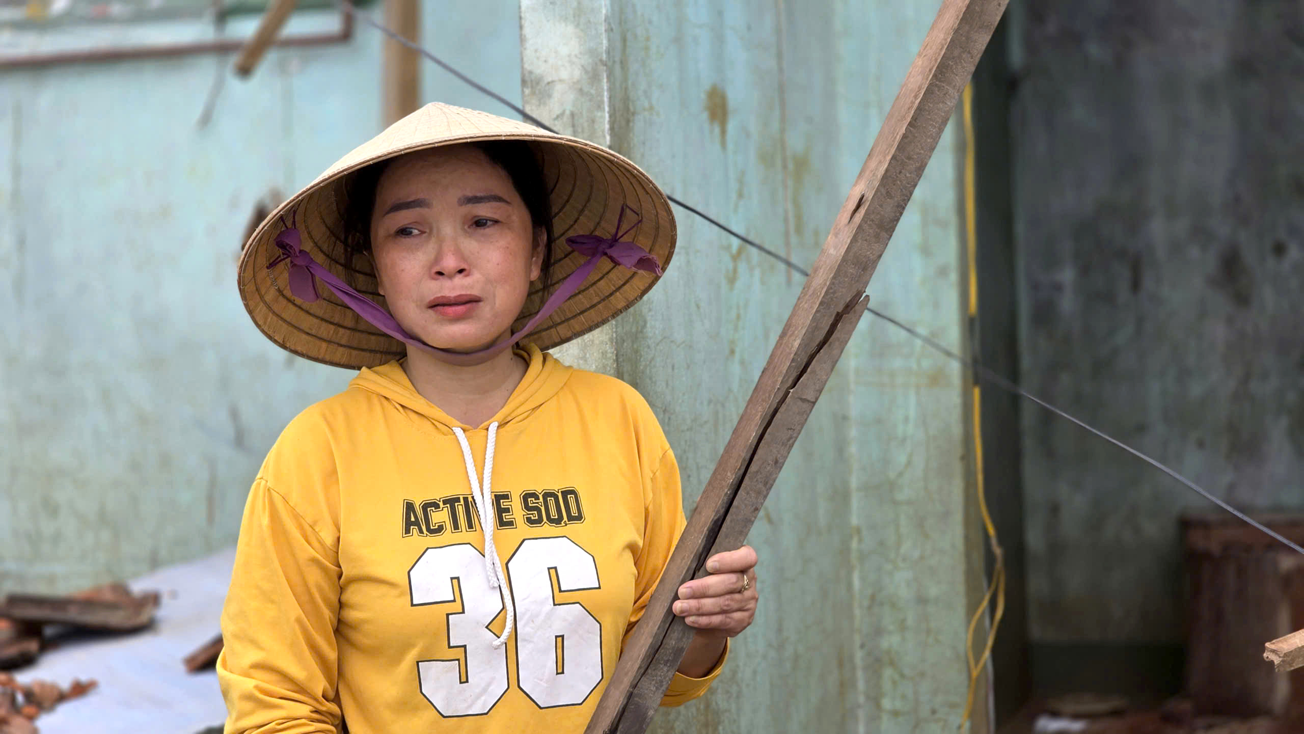 Xác xơ rốn lũ miền Trung: May mắn giữ mạng nhưng nhà đổ sập, người dân Hòa Xuân trắng tay- Ảnh 2.