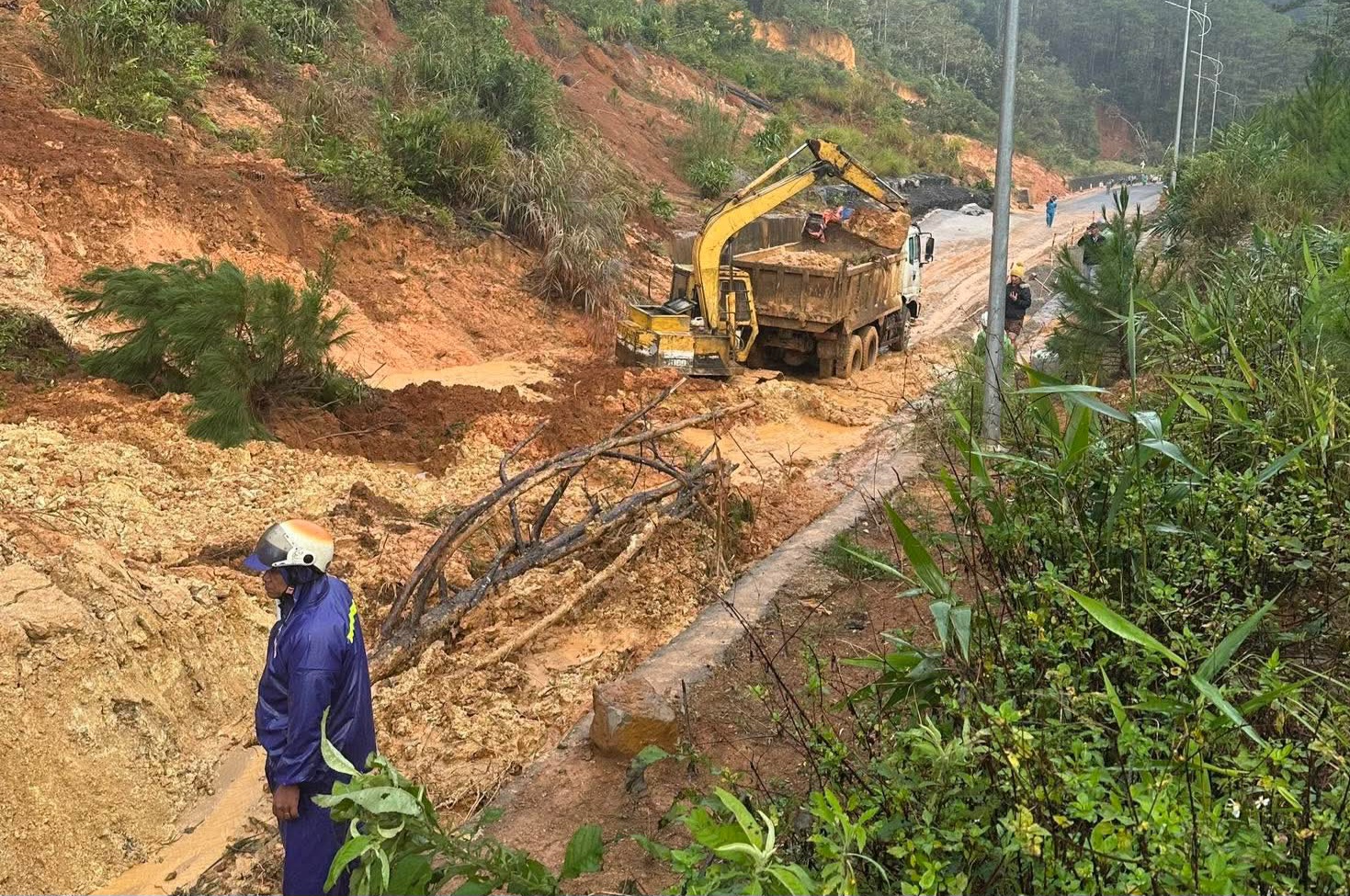 Quảng Ngãi: Sạt lở nghiêm trọng trên quốc lộ 24 qua Măng Đen, giao thông tê liệt- Ảnh 6.