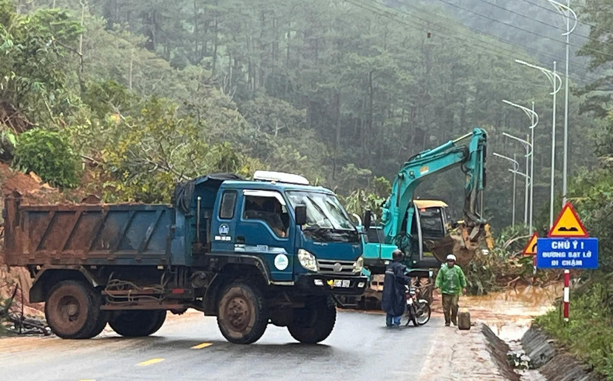 Quảng Ngãi: Sạt lở nghiêm trọng trên quốc lộ 24 qua Măng Đen, giao thông tê liệt- Ảnh 9.