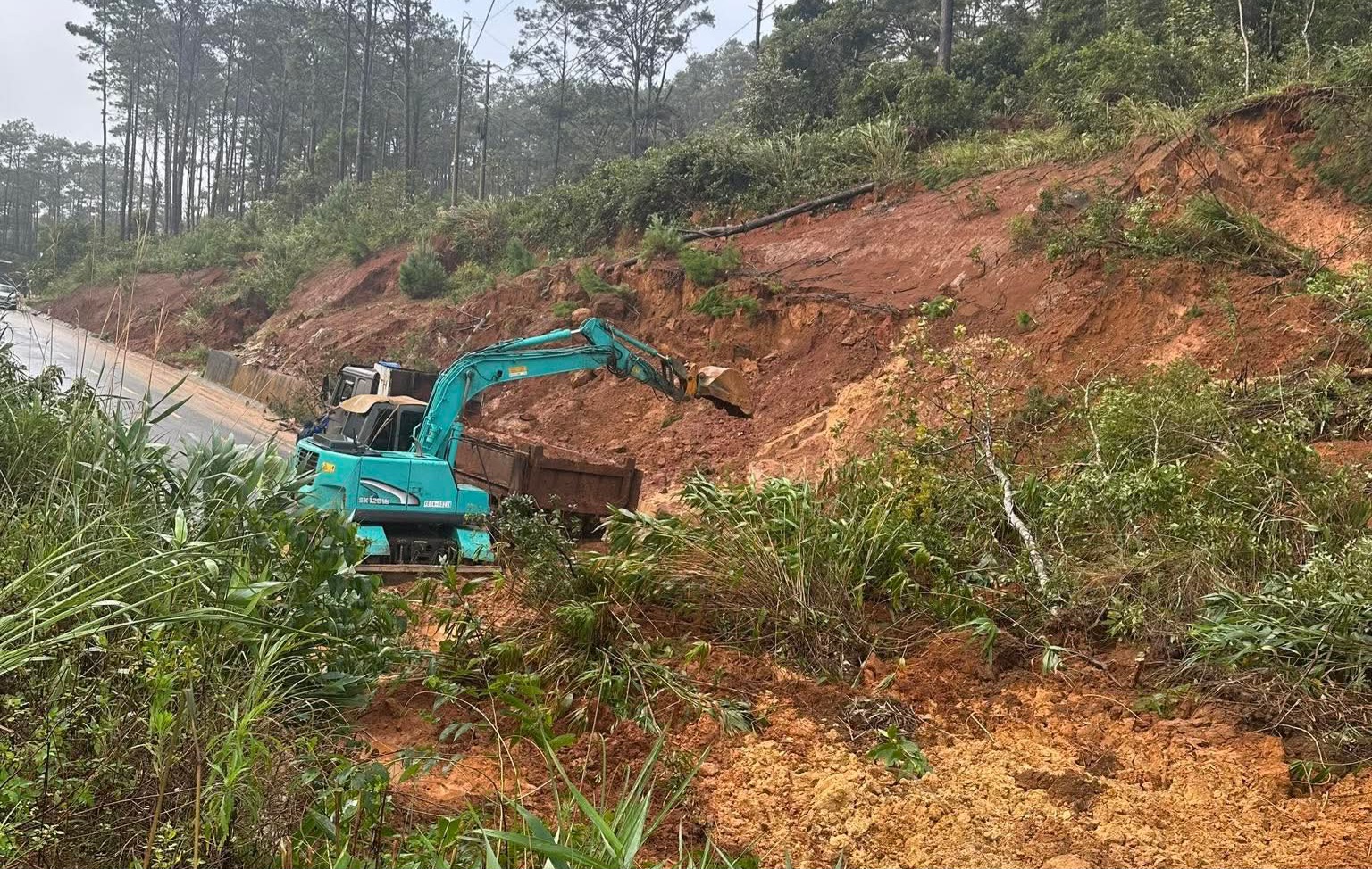 Quảng Ngãi: Sạt lở nghiêm trọng trên quốc lộ 24 qua Măng Đen, giao thông tê liệt- Ảnh 8.