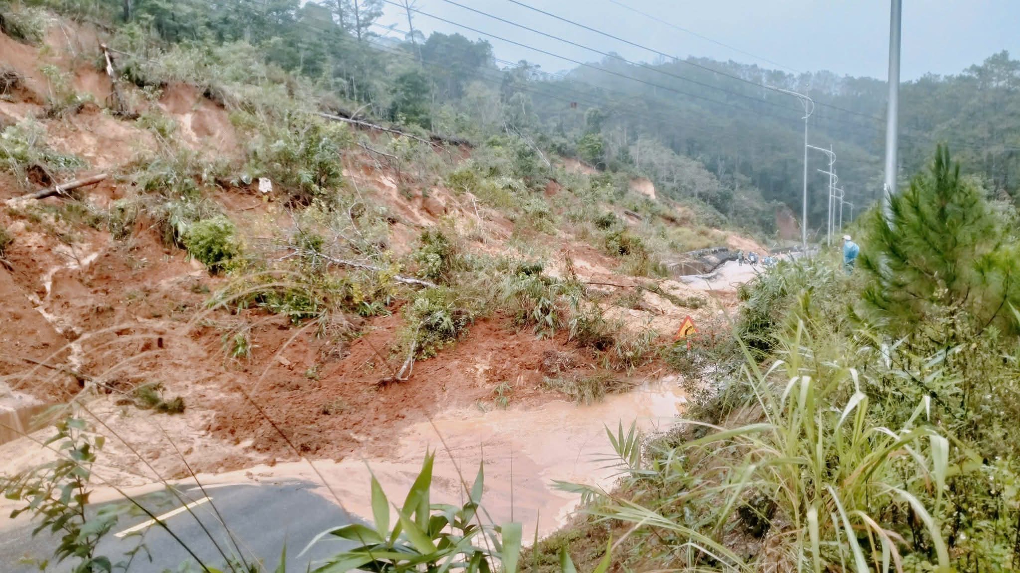 Quảng Ngãi: Sạt lở nghiêm trọng trên quốc lộ 24 qua Măng Đen, giao thông tê liệt- Ảnh 7.