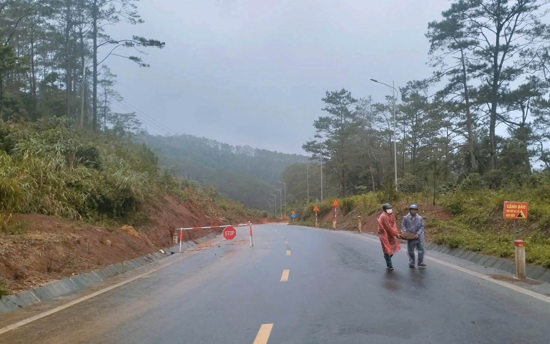 Quảng Ngãi: Sạt lở nghiêm trọng trên quốc lộ 24 qua Măng Đen, giao thông tê liệt- Ảnh 13.