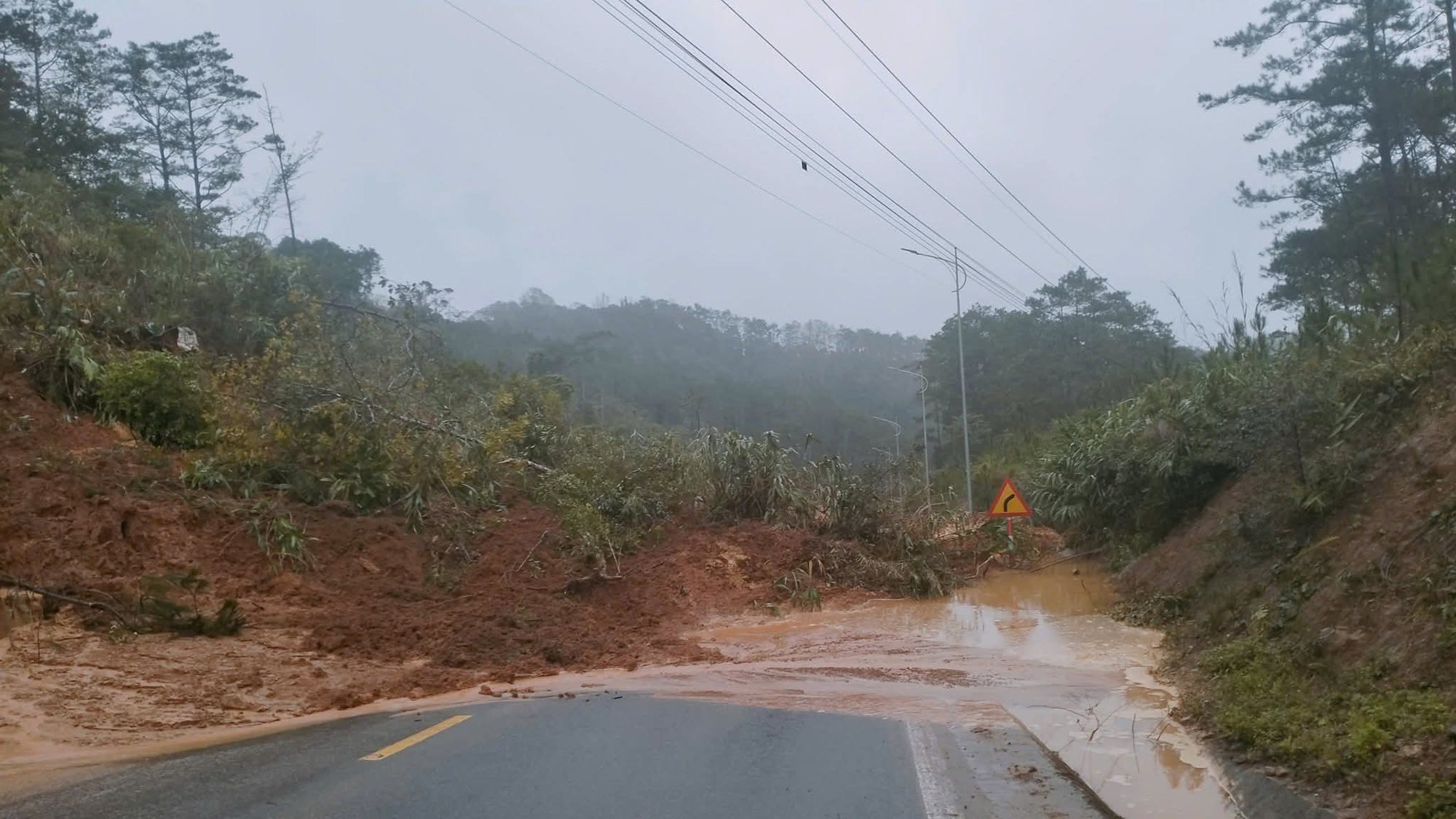 Quảng Ngãi: Sạt lở nghiêm trọng trên quốc lộ 24 qua Măng Đen, giao thông tê liệt- Ảnh 3.