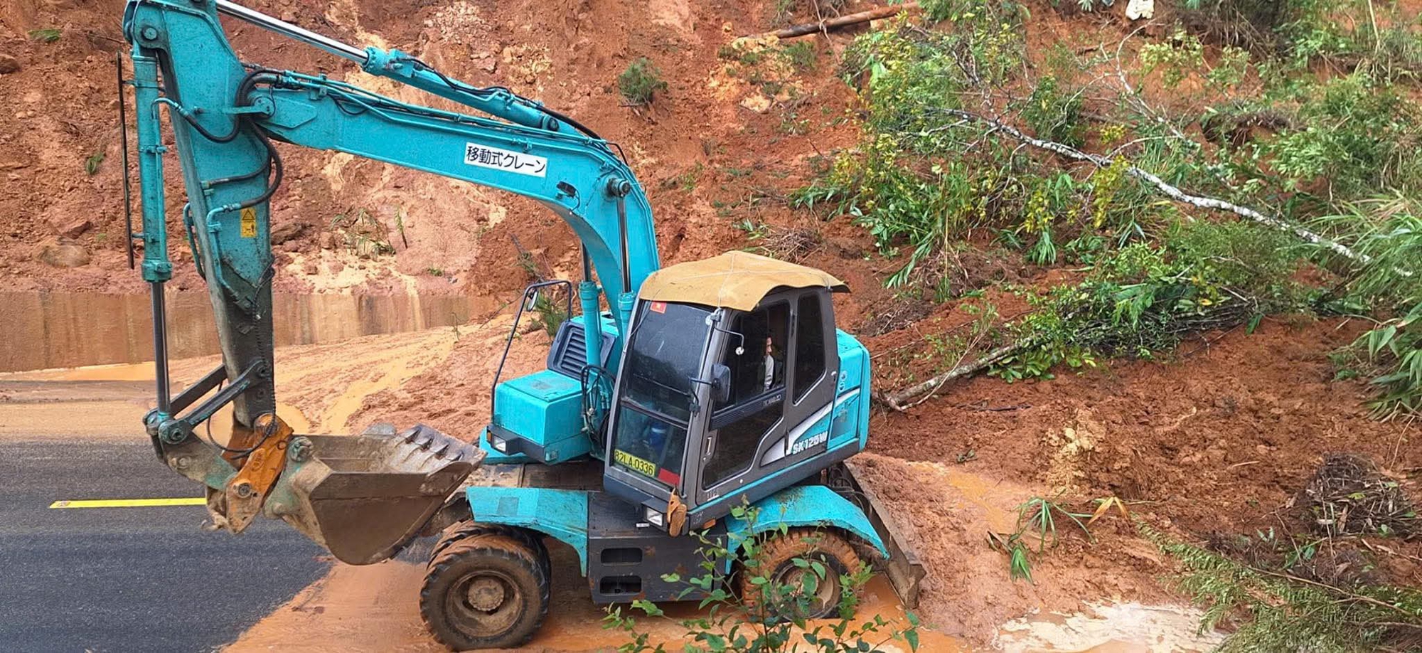 Quảng Ngãi: Sạt lở nghiêm trọng trên quốc lộ 24 qua Măng Đen, giao thông tê liệt- Ảnh 11.