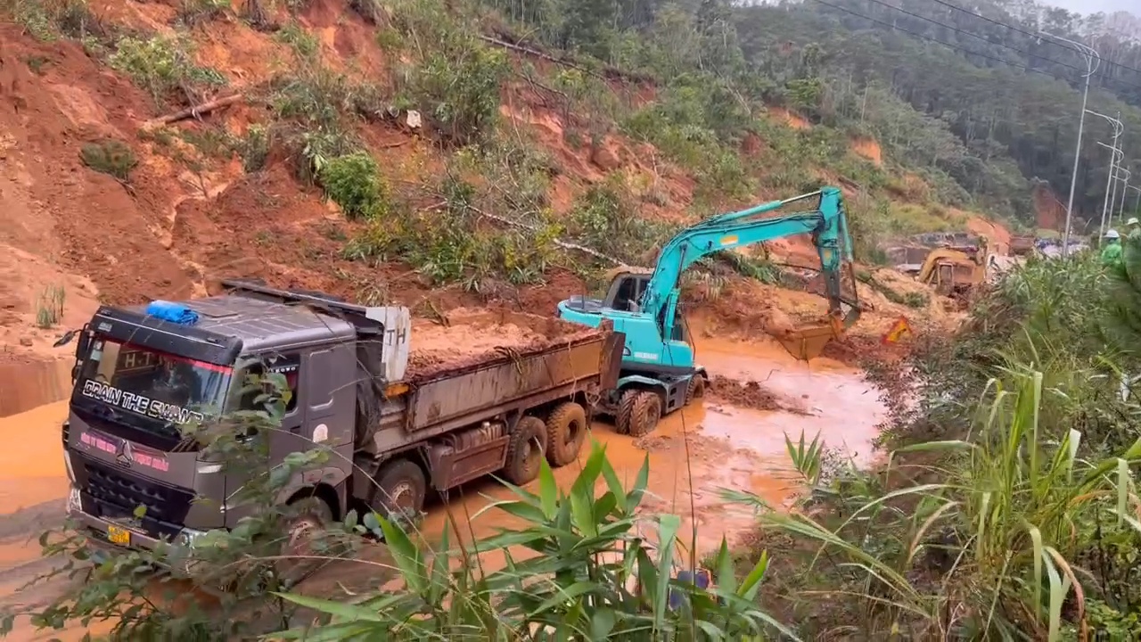 Quảng Ngãi: Sạt lở nghiêm trọng trên quốc lộ 24 qua Măng Đen, giao thông tê liệt- Ảnh 2.