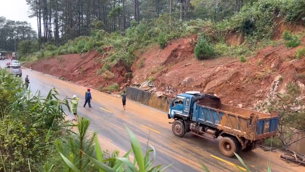 Quảng Ngãi: Sạt lở nghiêm trọng trên quốc lộ 24 qua Măng Đen, giao thông tê liệt- Ảnh 10.