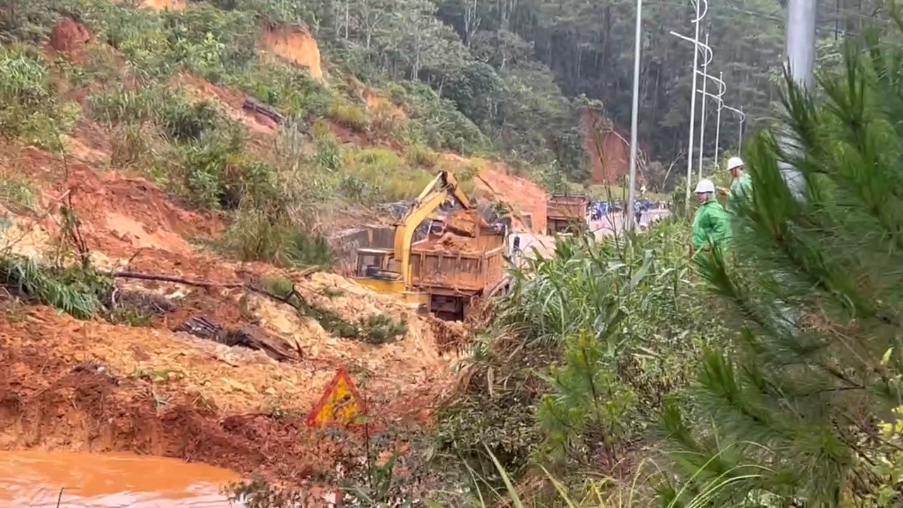 Quảng Ngãi: Sạt lở nghiêm trọng trên quốc lộ 24 qua Măng Đen, giao thông tê liệt- Ảnh 4.