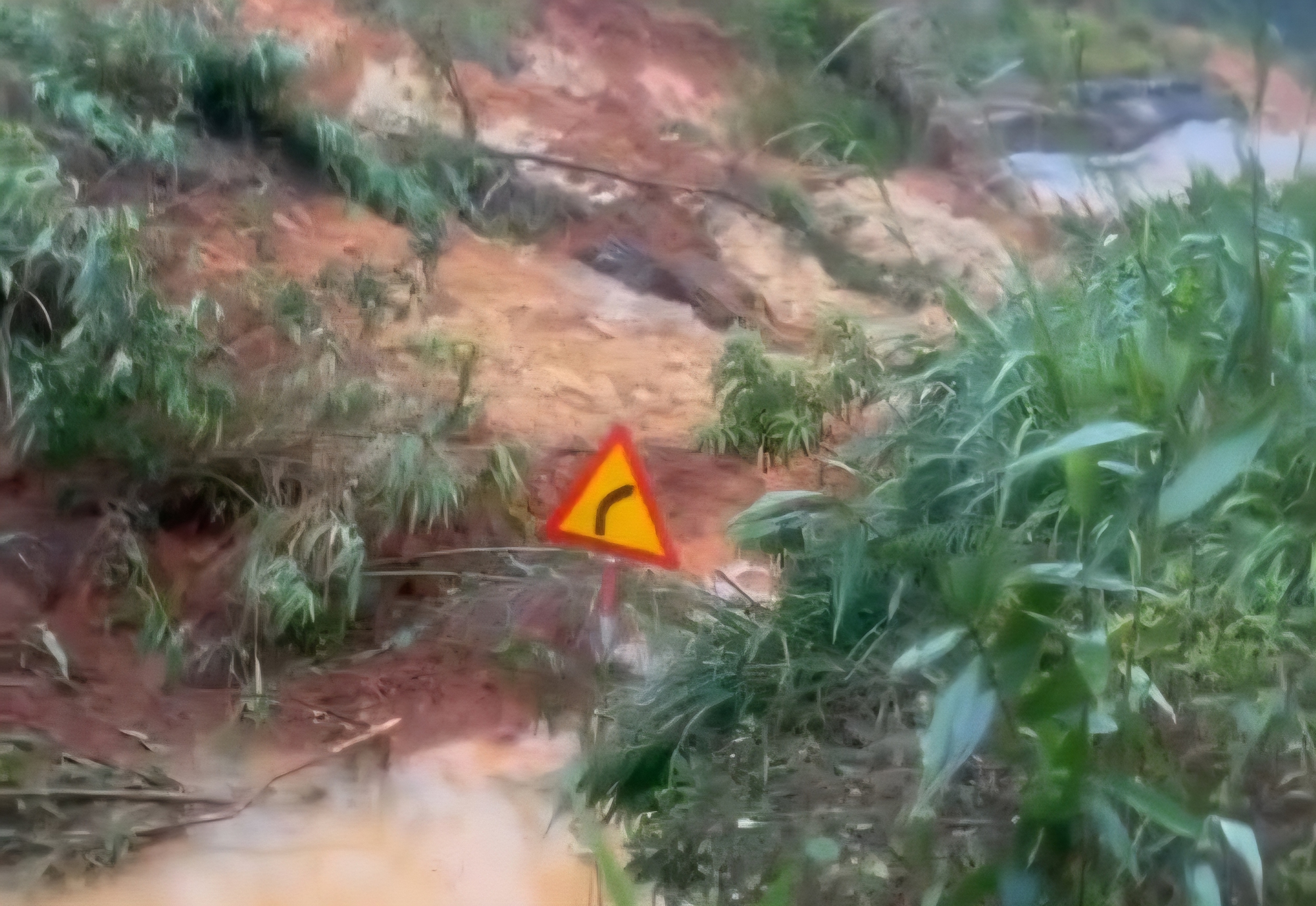 Quảng Ngãi: Sạt lở nghiêm trọng trên quốc lộ 24 qua Măng Đen, giao thông tê liệt- Ảnh 5.