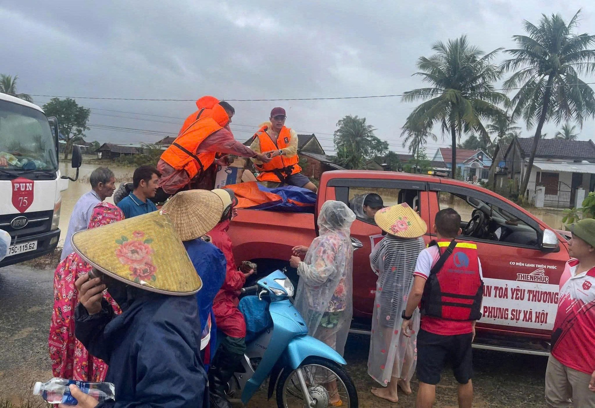 Dồn lực cứu trợ rốn lũ miền Trung: Trực thăng thả lương thực, thêm nhiều đoàn tiếp tế- Ảnh 8.