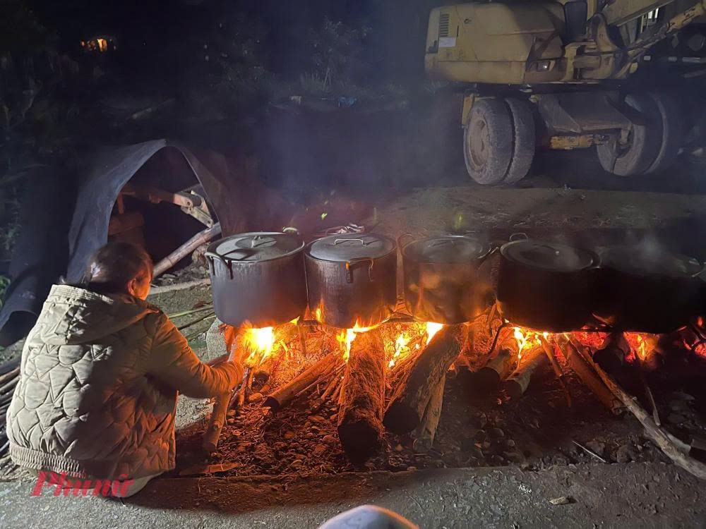 Dồn lực cứu trợ rốn lũ miền Trung: Trực thăng thả lương thực, thêm nhiều đoàn tiếp tế- Ảnh 7.