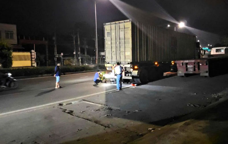 Công an khám nghiệm hiện trường vụ tai nạn.