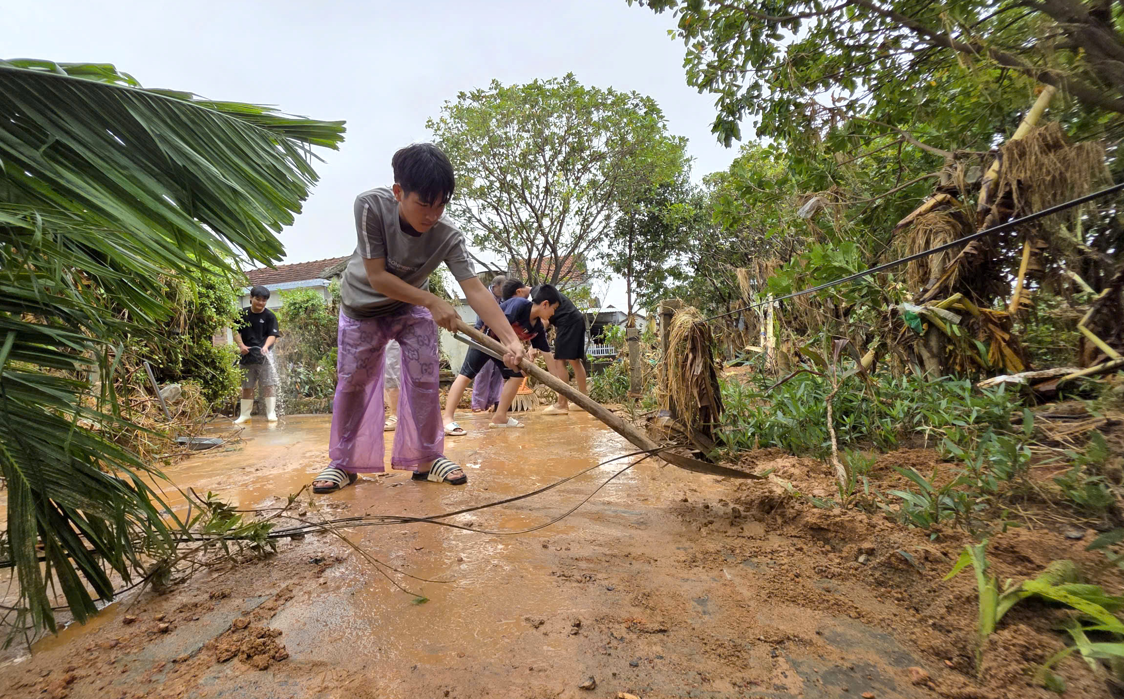 Xác xơ rốn lũ miền Trung: May mắn giữ mạng nhưng nhà đổ sập, người dân Hòa Xuân trắng tay- Ảnh 5.