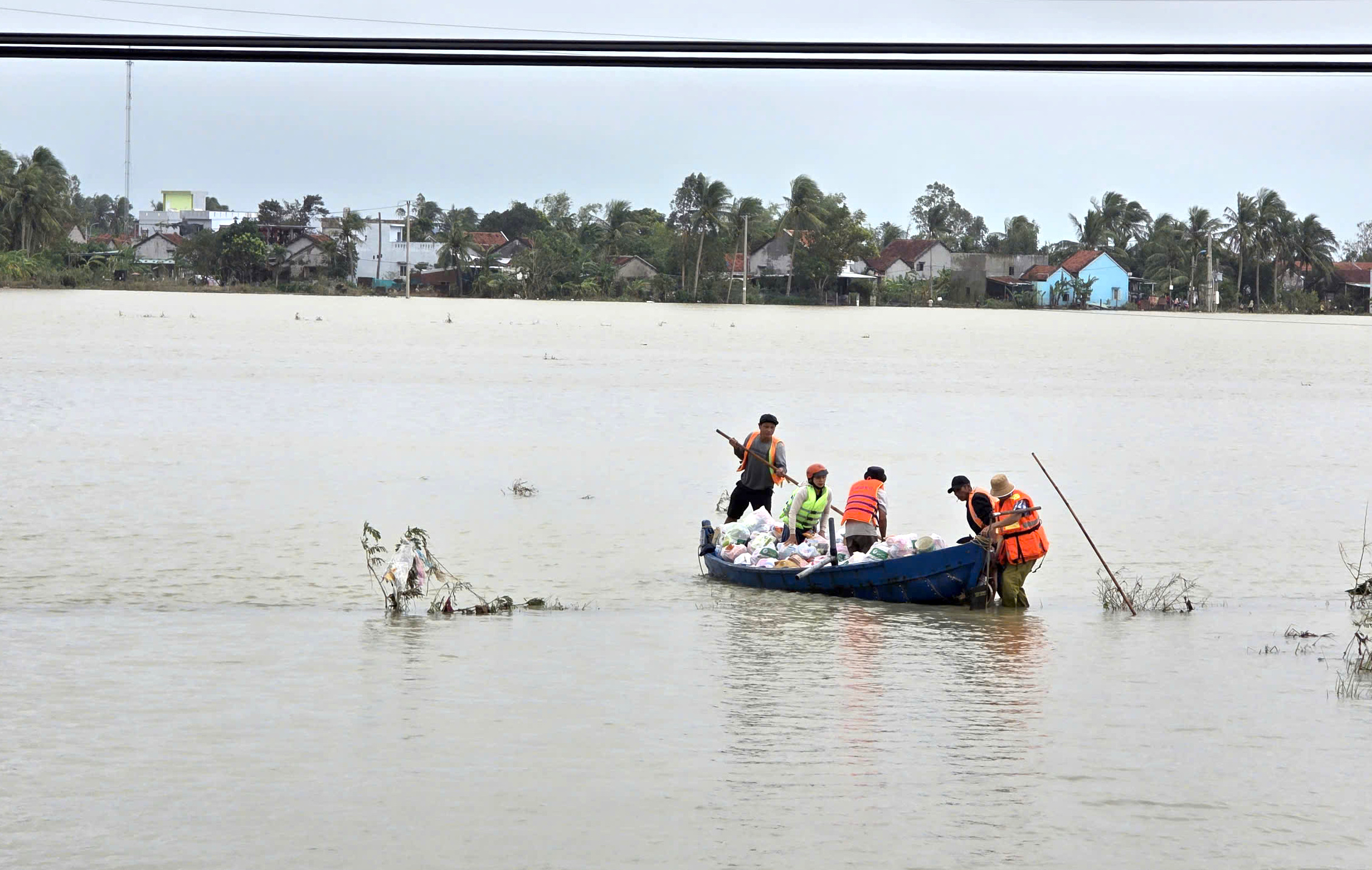 Xác xơ rốn lũ miền Trung: May mắn giữ mạng nhưng nhà đổ sập, người dân Hòa Xuân trắng tay- Ảnh 4.