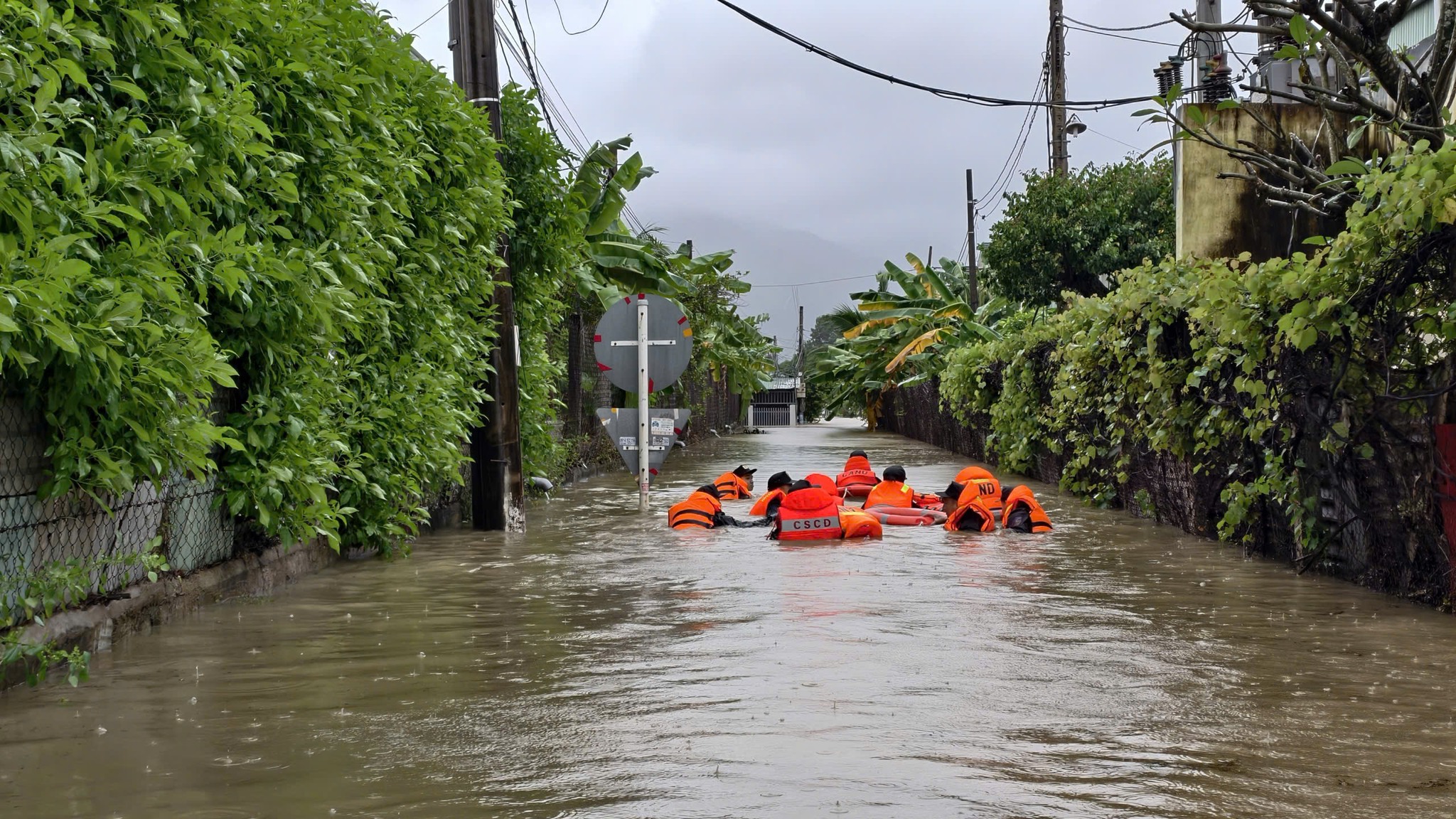 Xơ xác "rốn lũ" miền Trung: Người Diên Điền chia nhau nước ngọt, lội bùn nhão về nhà- Ảnh 1.