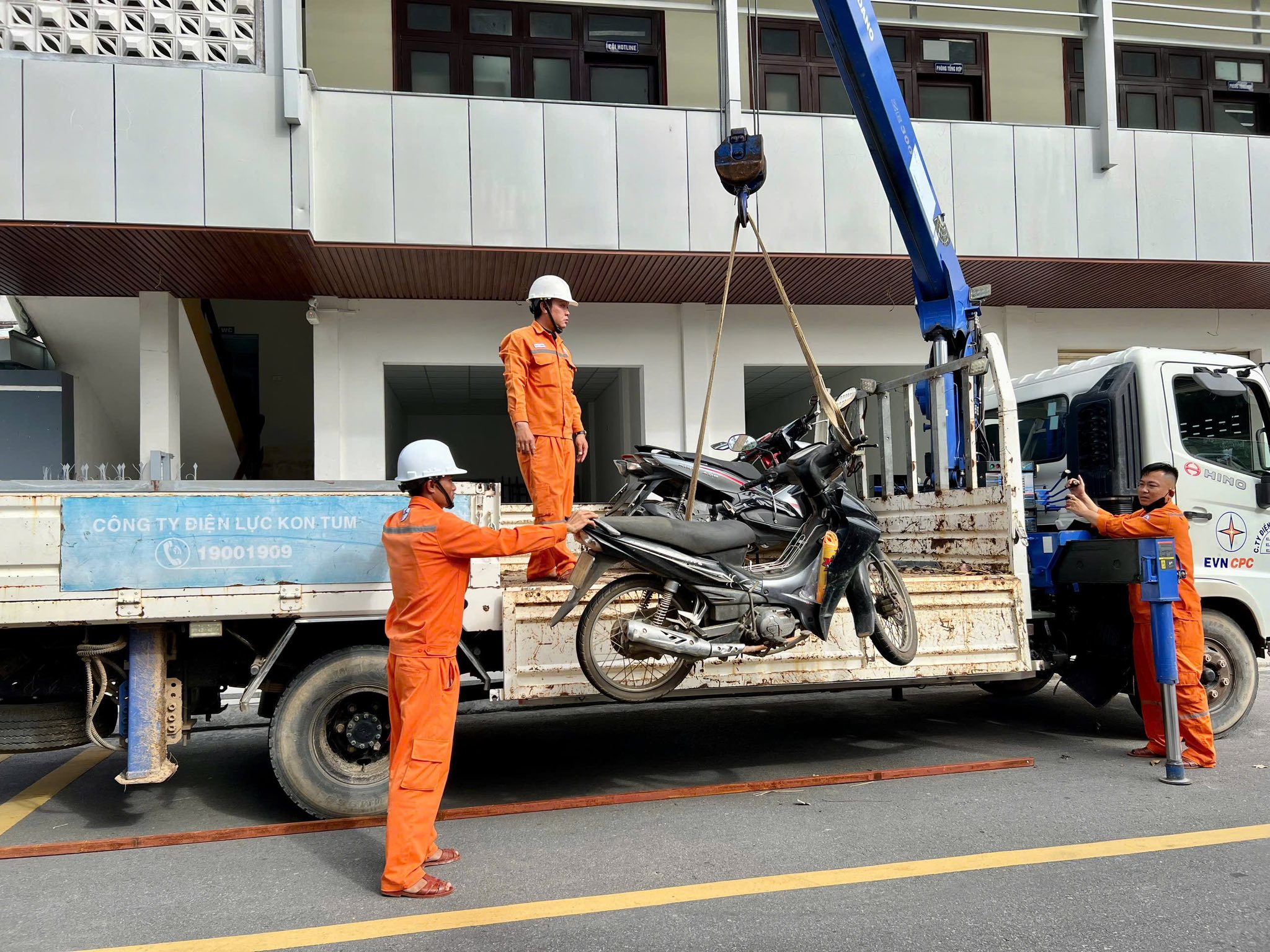 Công nhân môi trường, điện lực Quảng Ngãi hỗ trợ người dân Đắk Lắk sau lũ- Ảnh 7.