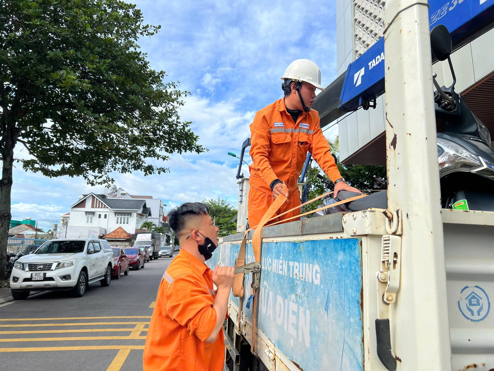 Công nhân môi trường, điện lực Quảng Ngãi hỗ trợ người dân Đắk Lắk sau lũ- Ảnh 8.