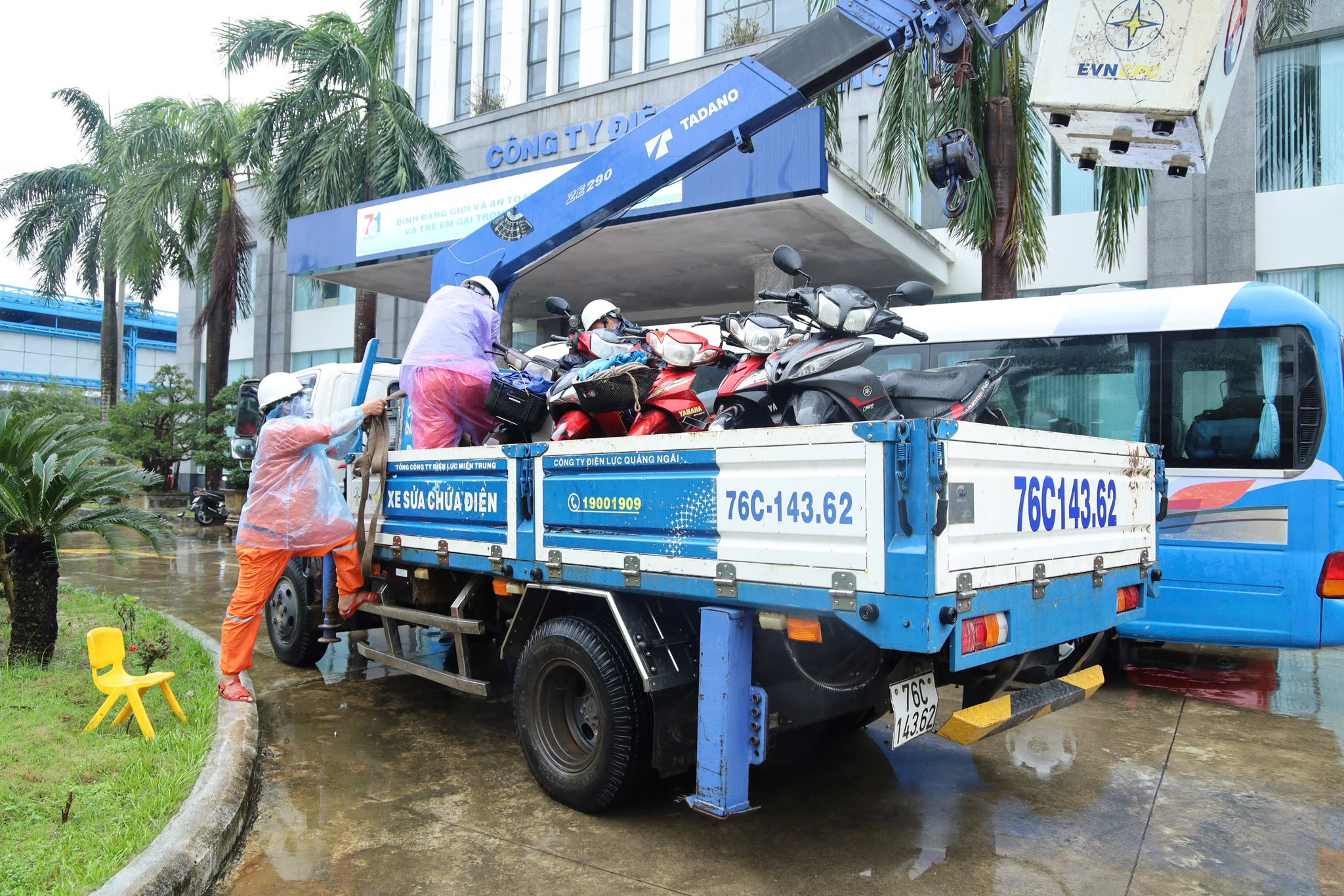 Công nhân môi trường, điện lực Quảng Ngãi hỗ trợ người dân Đắk Lắk sau lũ- Ảnh 5.