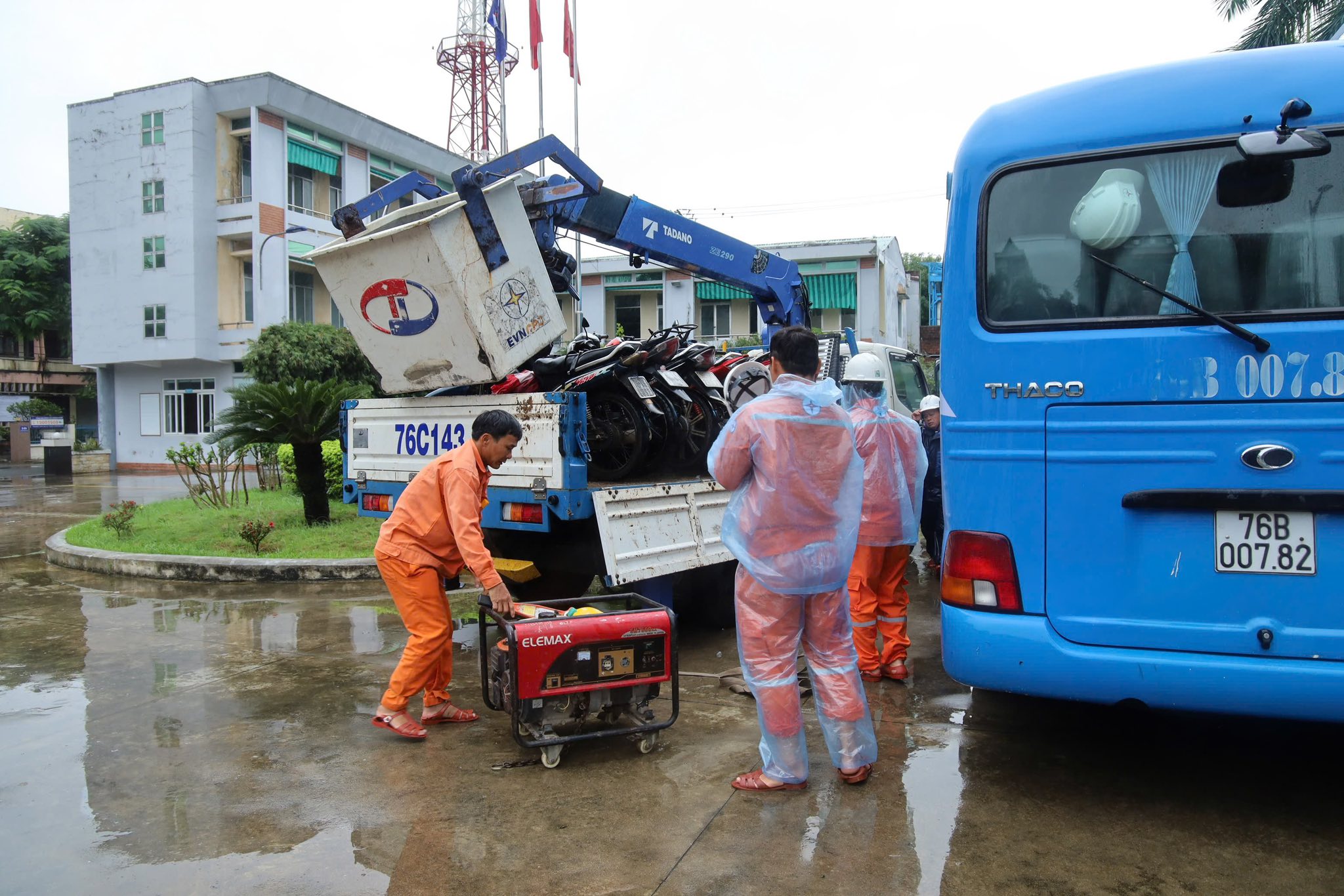 Công nhân môi trường, điện lực Quảng Ngãi hỗ trợ người dân Đắk Lắk sau lũ- Ảnh 6.