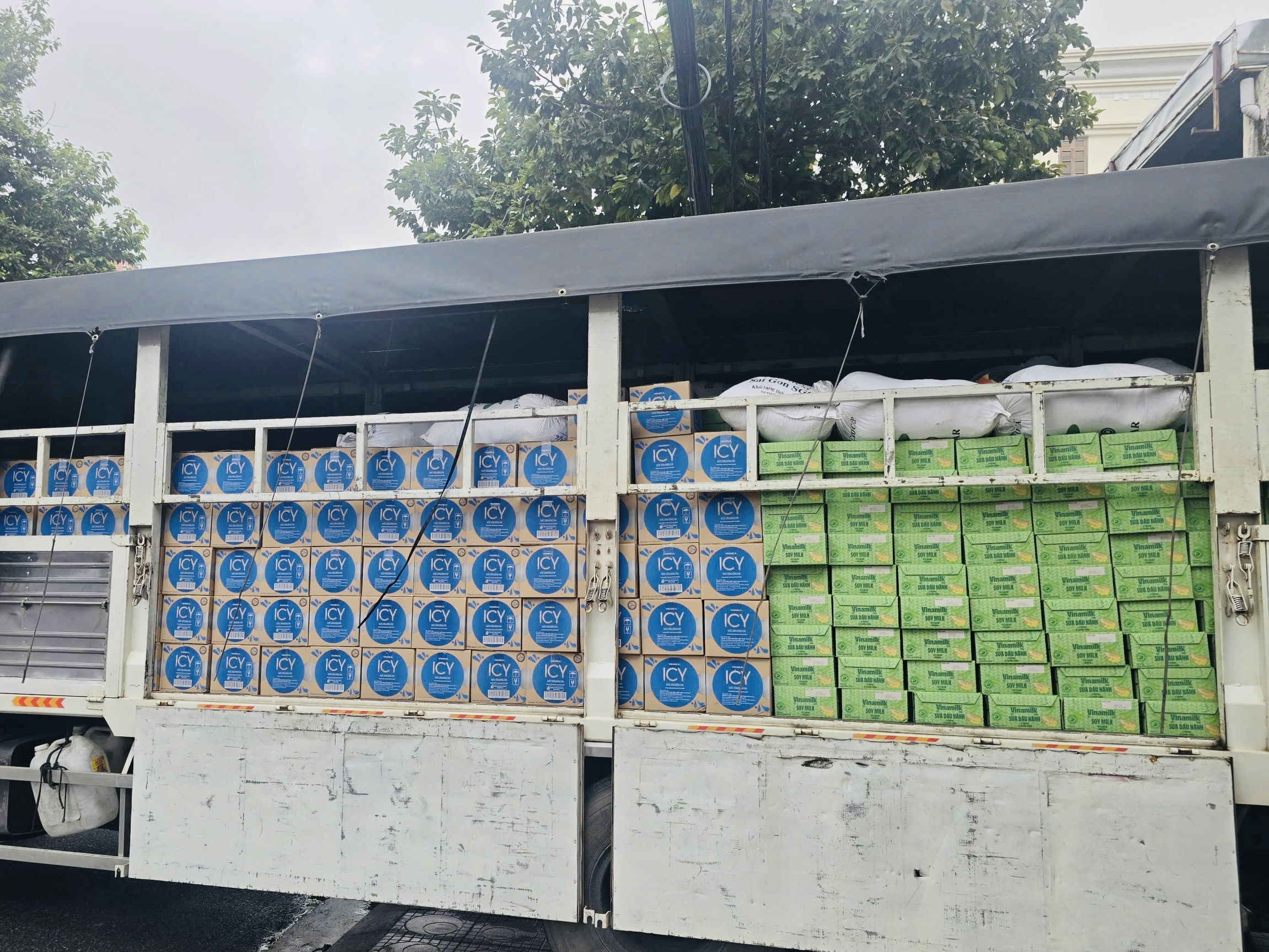 48 tấn sữa và nước uống của Vinamilk đến rốn lũ miền Trung và Tây Nguyên- Ảnh 1.