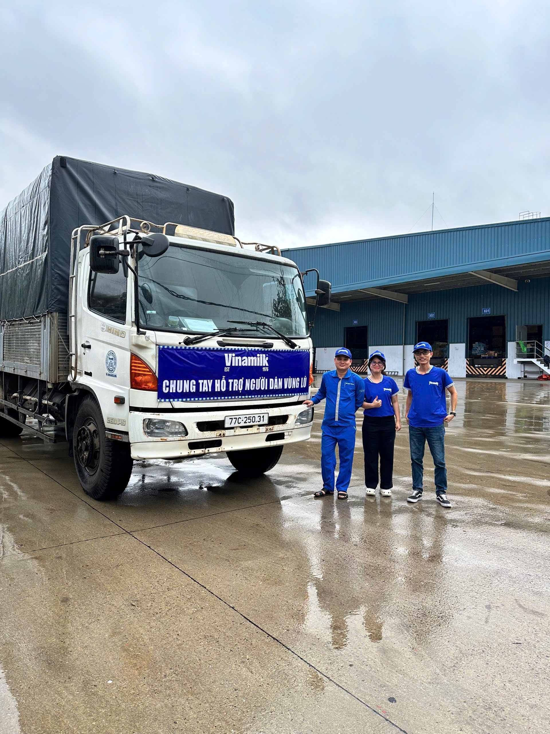 48 tấn sữa và nước uống của Vinamilk đến rốn lũ miền Trung và Tây Nguyên- Ảnh 2.