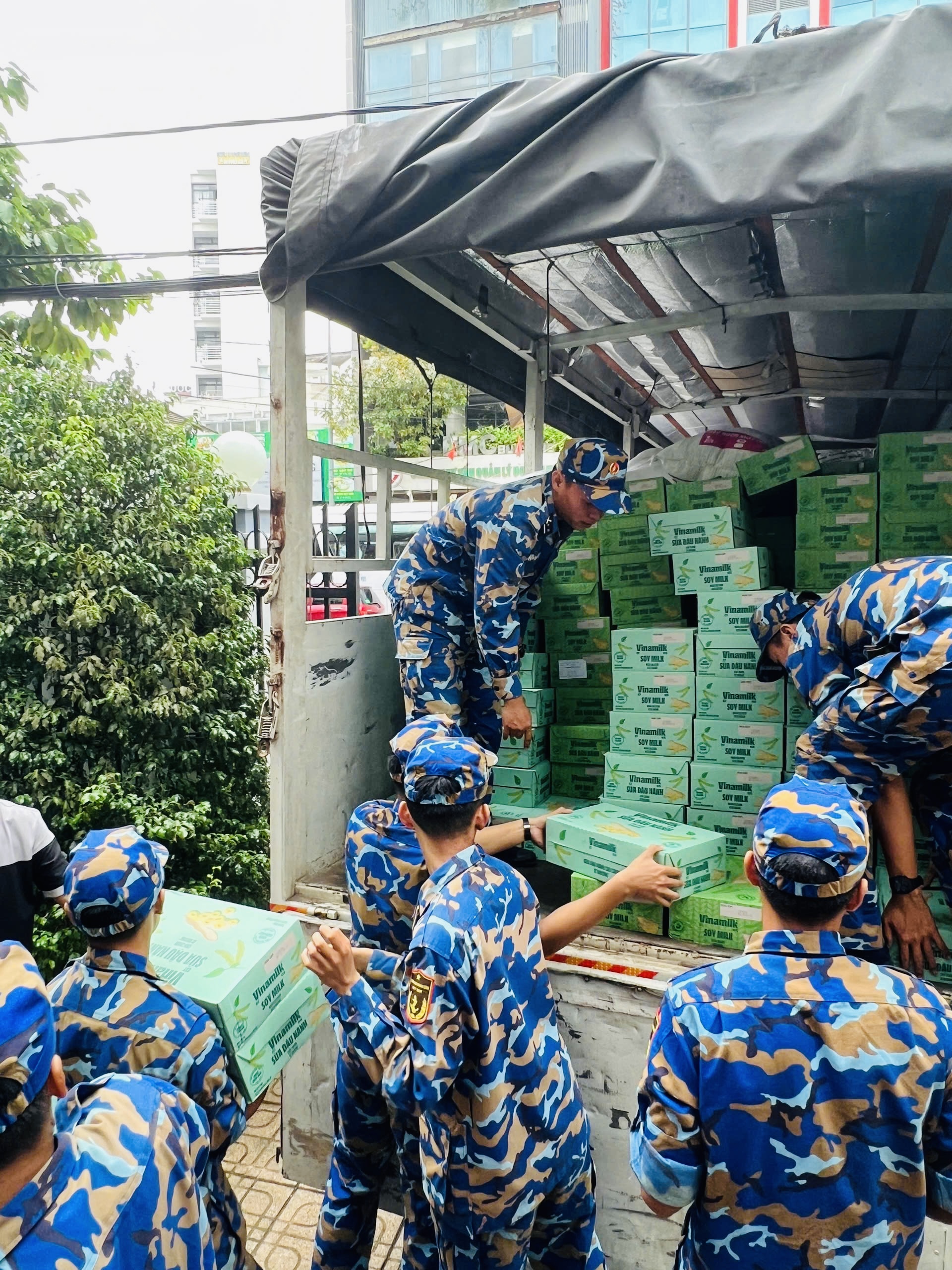 48 tấn sữa và nước uống của Vinamilk đến rốn lũ miền Trung và Tây Nguyên- Ảnh 5.