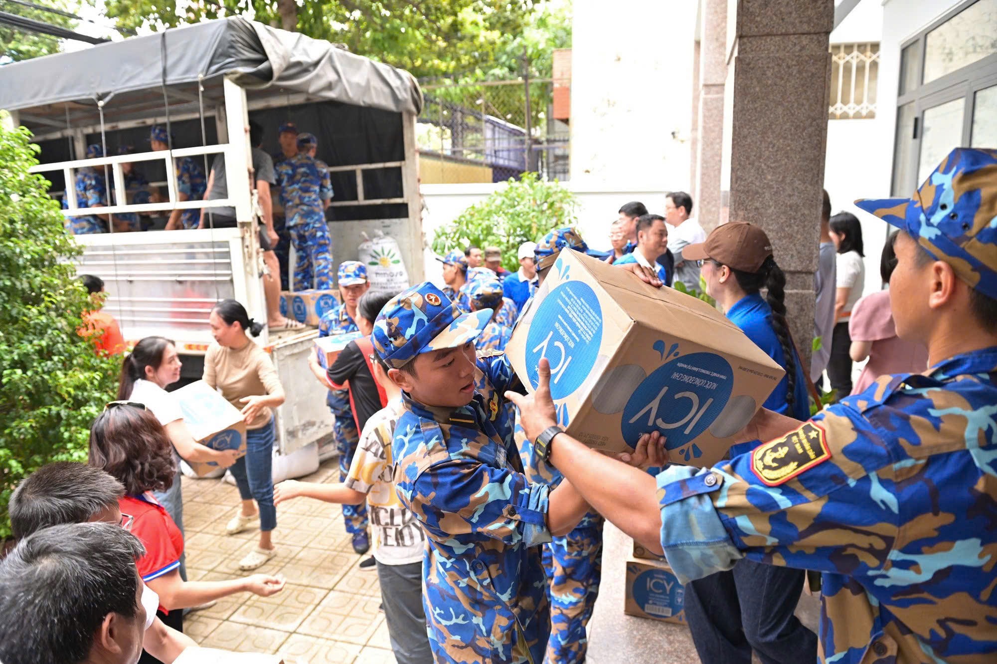 48 tấn sữa và nước uống của Vinamilk đến rốn lũ miền Trung và Tây Nguyên- Ảnh 6.