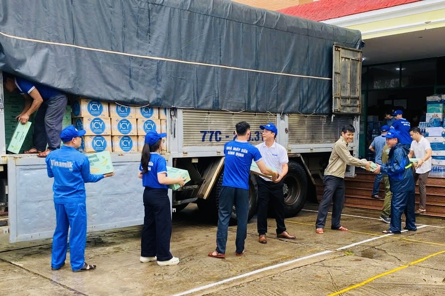 48 tấn sữa và nước uống của Vinamilk đến rốn lũ miền Trung và Tây Nguyên- Ảnh 10.