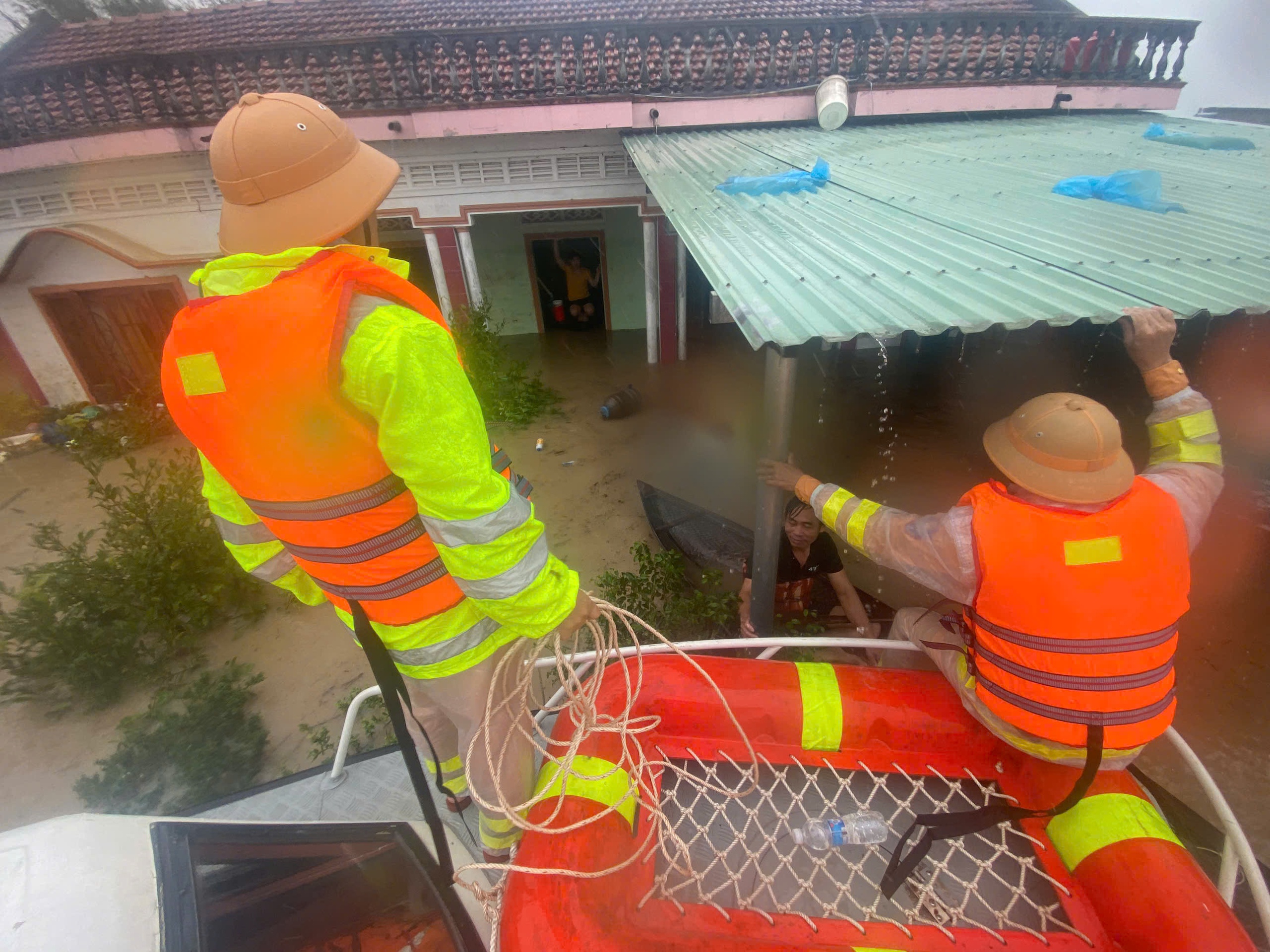 Dồn lực cứu trợ rốn lũ miền Trung: Trực thăng thả lương thực, thêm nhiều đoàn tiếp tế- Ảnh 1.