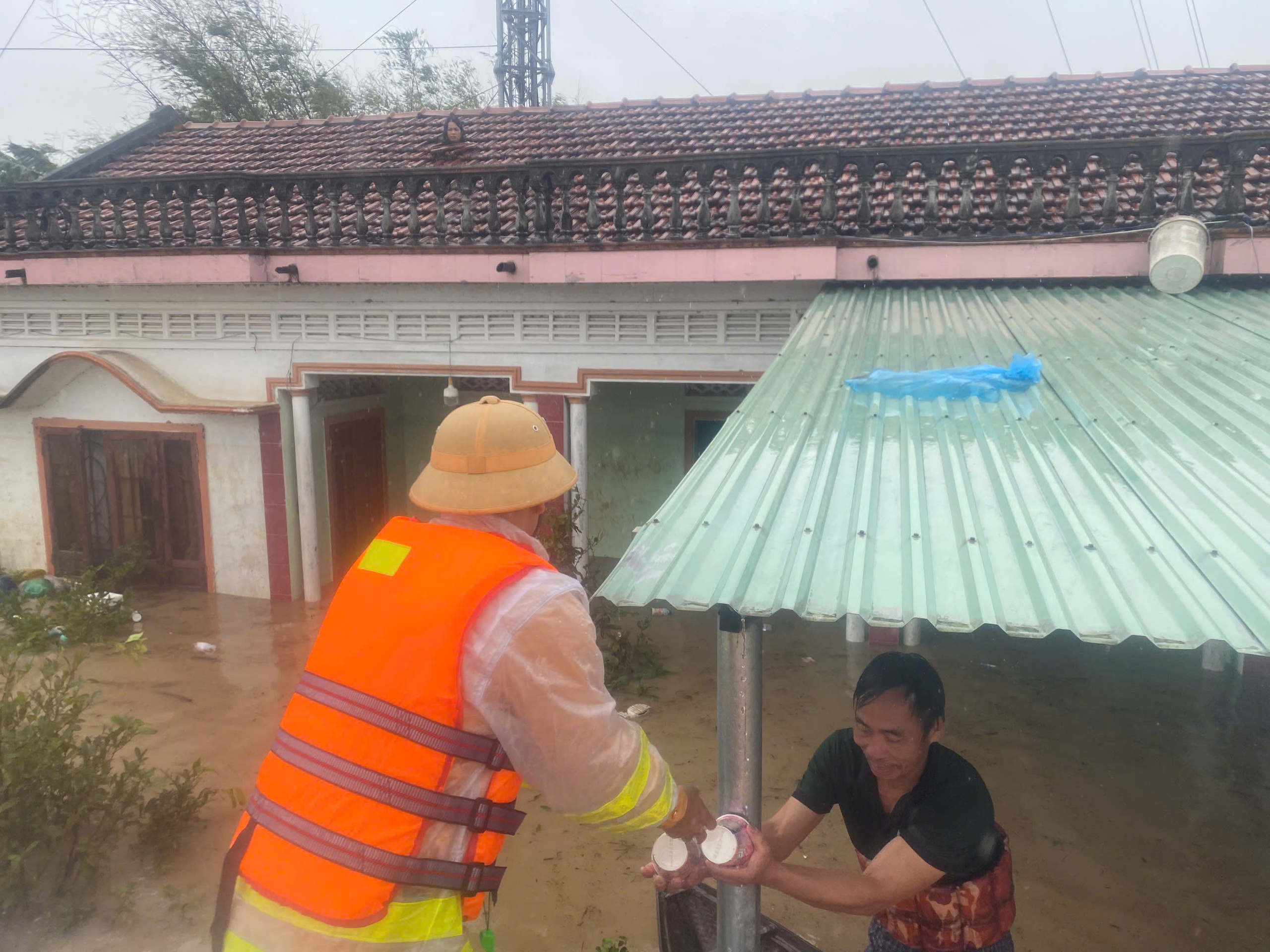 Dồn lực cứu trợ rốn lũ miền Trung: Trực thăng thả lương thực, thêm nhiều đoàn tiếp tế- Ảnh 3.