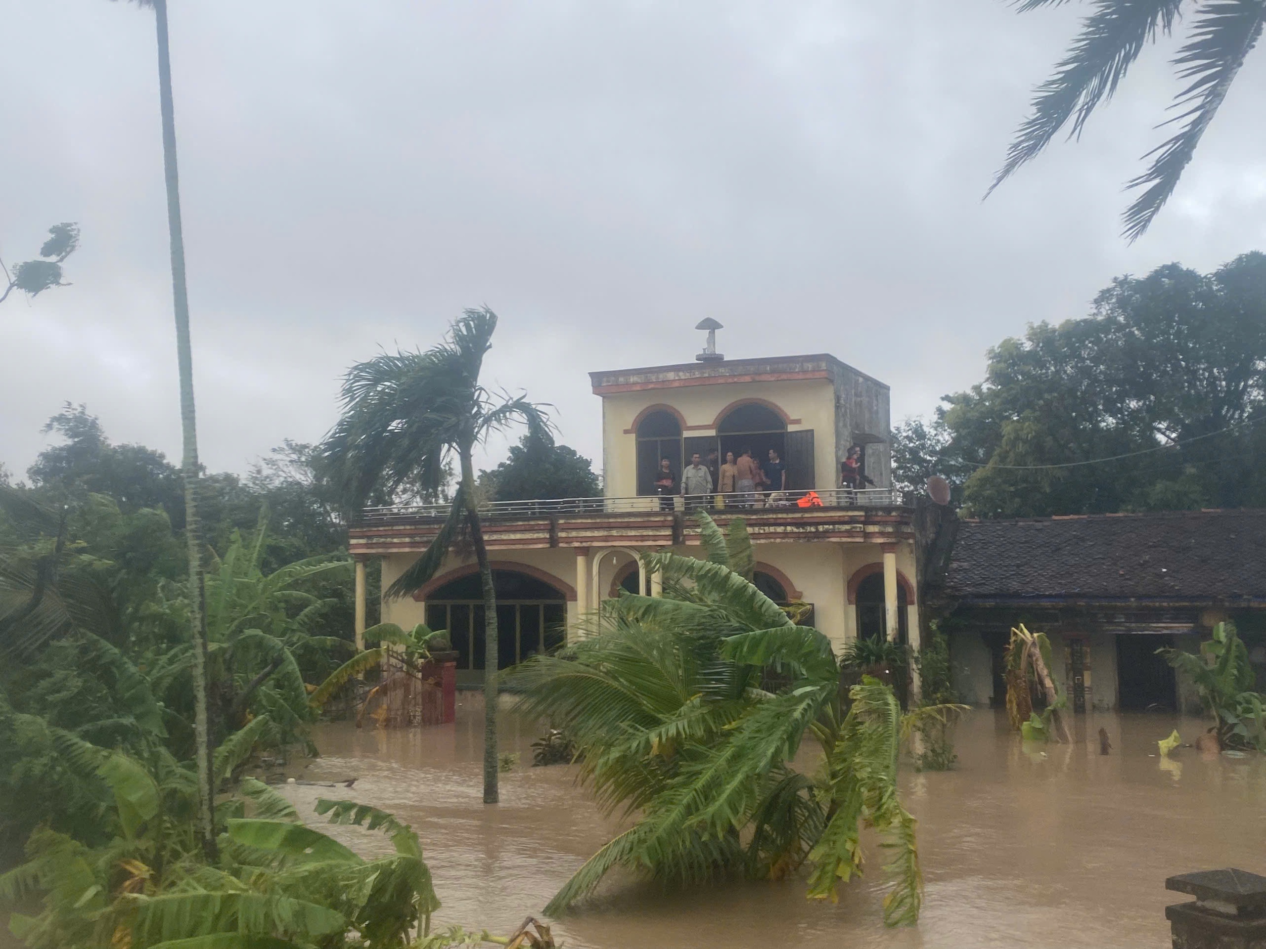 Dồn lực cứu trợ rốn lũ miền Trung: Trực thăng thả lương thực, thêm nhiều đoàn tiếp tế- Ảnh 2.