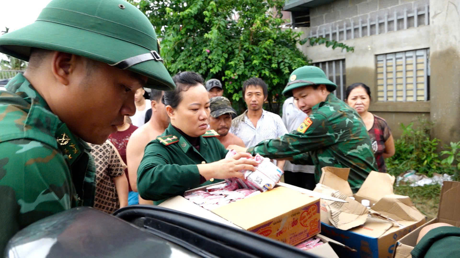Dồn lực cứu trợ rốn lũ miền Trung: Trực thăng thả lương thực, thêm nhiều đoàn tiếp tế- Ảnh 6.