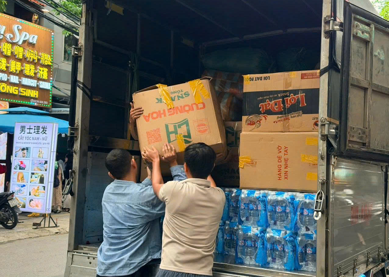 Dồn lực cứu trợ rốn lũ miền Trung: Trực thăng thả lương thực, thêm nhiều đoàn tiếp tế- Ảnh 9. Dồn lực cứu trợ rốn lũ miền Trung: Trực thăng thả lương thực, thêm nhiều đoàn tiếp tế- Ảnh 9.