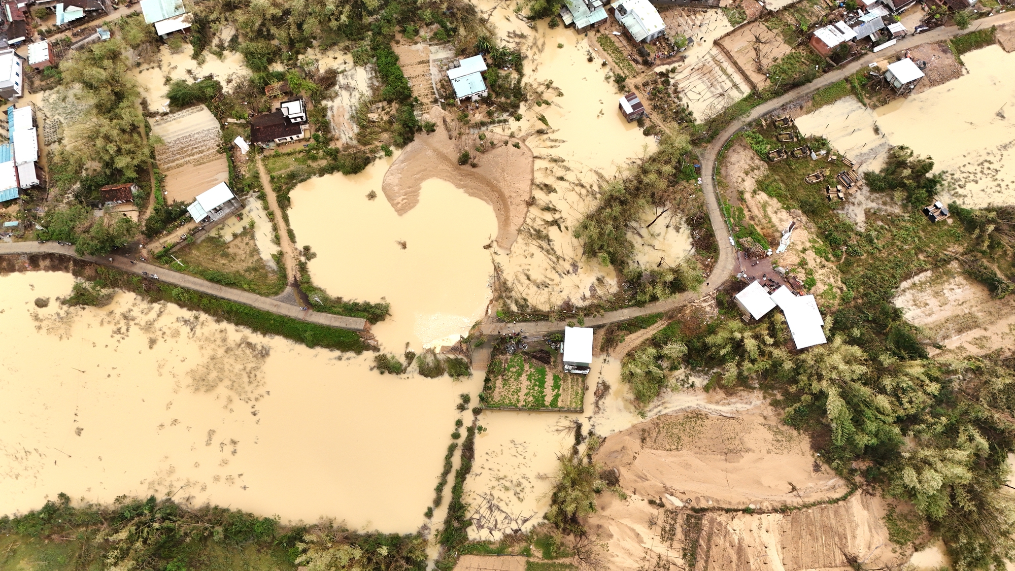 Gia Lai: Người dân Luật Lễ bật khóc khi về lại nhà sau đêm vỡ đê kinh hoàng- Ảnh 5. Gia Lai: Người dân Luật Lễ bật khóc khi về lại nhà sau đêm vỡ đê kinh hoàng- Ảnh 5.