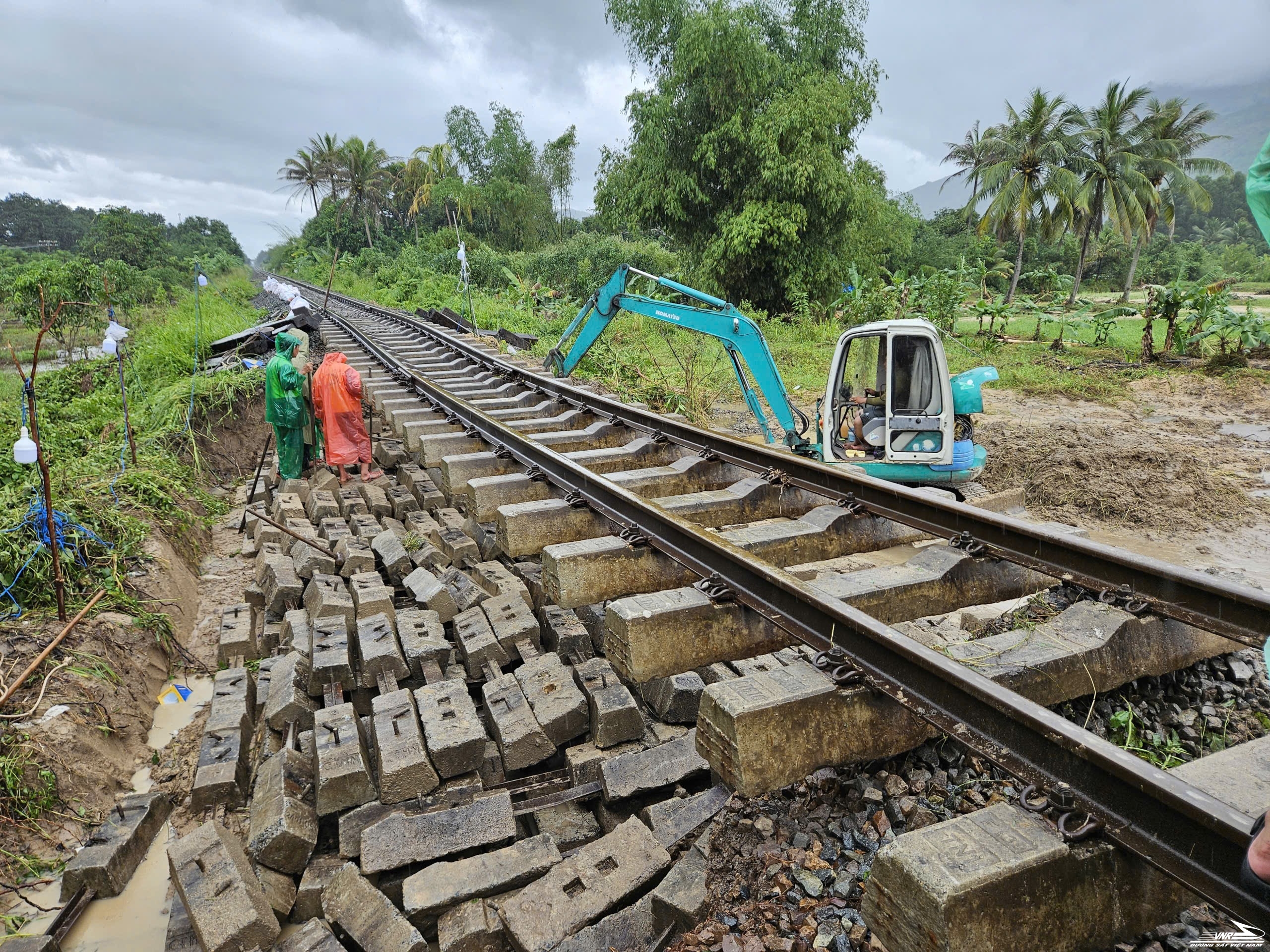 19 điểm trên quốc lộ bị chia cắt, ngành Xây dựng căng mình ứng phó mưa lũ- Ảnh 2. 19 điểm trên quốc lộ bị chia cắt, ngành Xây dựng căng mình ứng phó mưa lũ- Ảnh 2.