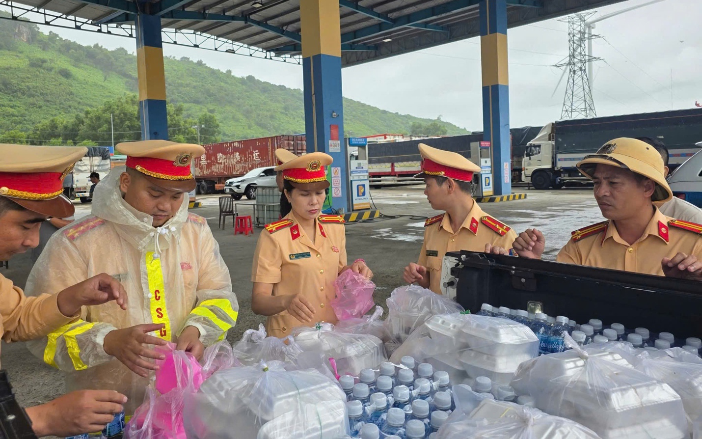 Khánh Hòa: Quốc lộ 1 thông xe trở lại, hàng nghìn phương tiện được giải tỏa