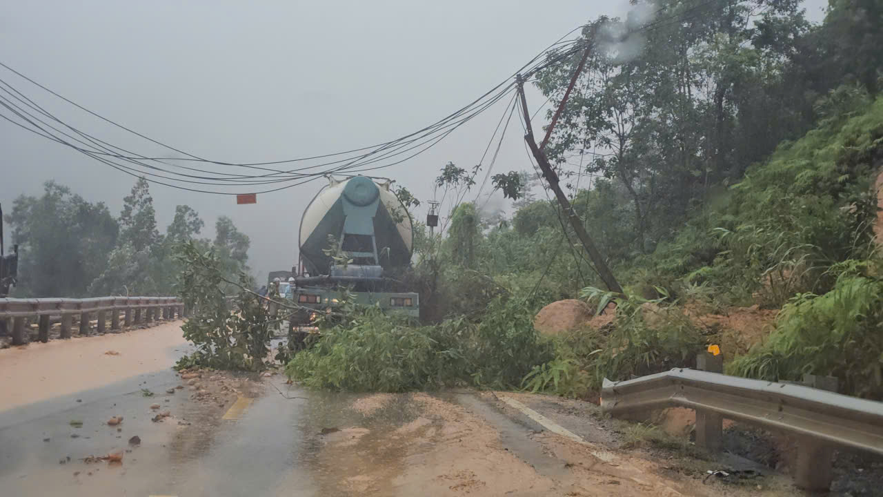 Cả chục điểm &aacute;ch tắc do mưa lũ: Bộ X&acirc;y dựng huy động lực lượng, vật tư, thiết bị khẩn cấp- Ảnh 2.