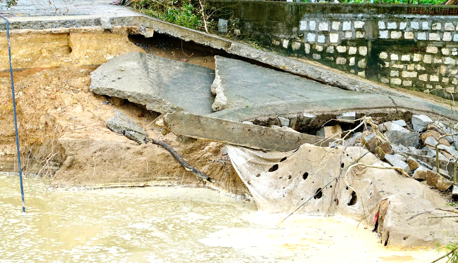 Gia Lai: Người dân Luật Lễ bật khóc khi về lại nhà sau đêm vỡ đê kinh hoàng- Ảnh 7. Gia Lai: Người dân Luật Lễ bật khóc khi về lại nhà sau đêm vỡ đê kinh hoàng- Ảnh 7.