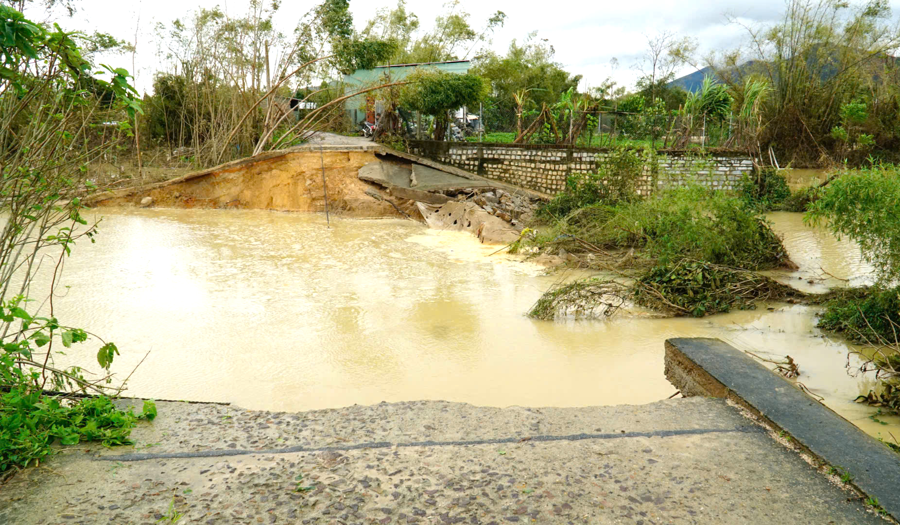 Gia Lai: Người dân Luật Lễ bật khóc khi về lại nhà sau đêm vỡ đê kinh hoàng- Ảnh 6. Gia Lai: Người dân Luật Lễ bật khóc khi về lại nhà sau đêm vỡ đê kinh hoàng- Ảnh 6.