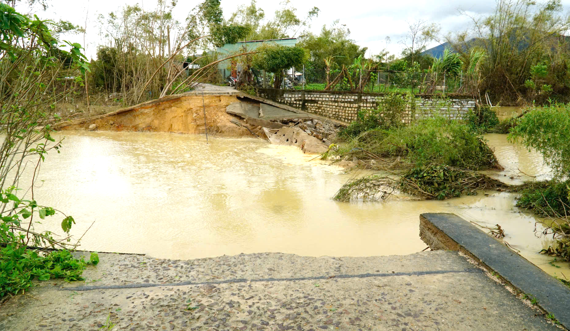 Gia Lai: Người dân Luật Lễ bật khóc khi về lại nhà sau đêm vỡ đê kinh hoàng- Ảnh 1. Gia Lai: Người dân Luật Lễ bật khóc khi về lại nhà sau đêm vỡ đê kinh hoàng- Ảnh 1.
