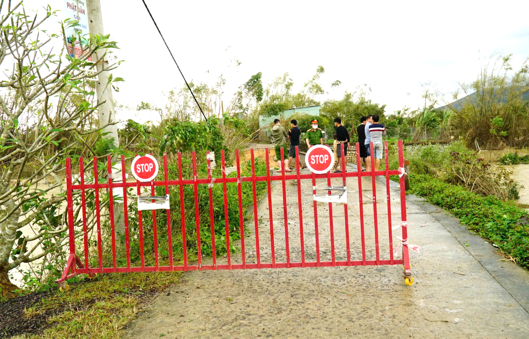 Gia Lai: Người dân Luật Lễ bật khóc khi về lại nhà sau đêm vỡ đê kinh hoàng- Ảnh 8. Gia Lai: Người dân Luật Lễ bật khóc khi về lại nhà sau đêm vỡ đê kinh hoàng- Ảnh 8.